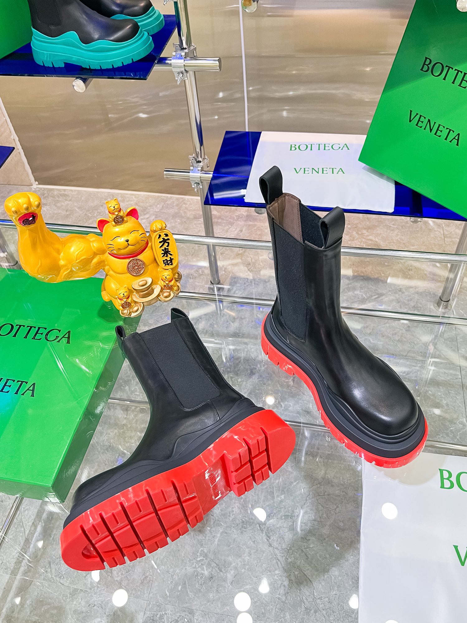 New Bottega V Coloured Bottom-Heavy Boots Series Unveiled with Exaggerated Design - 图片 6