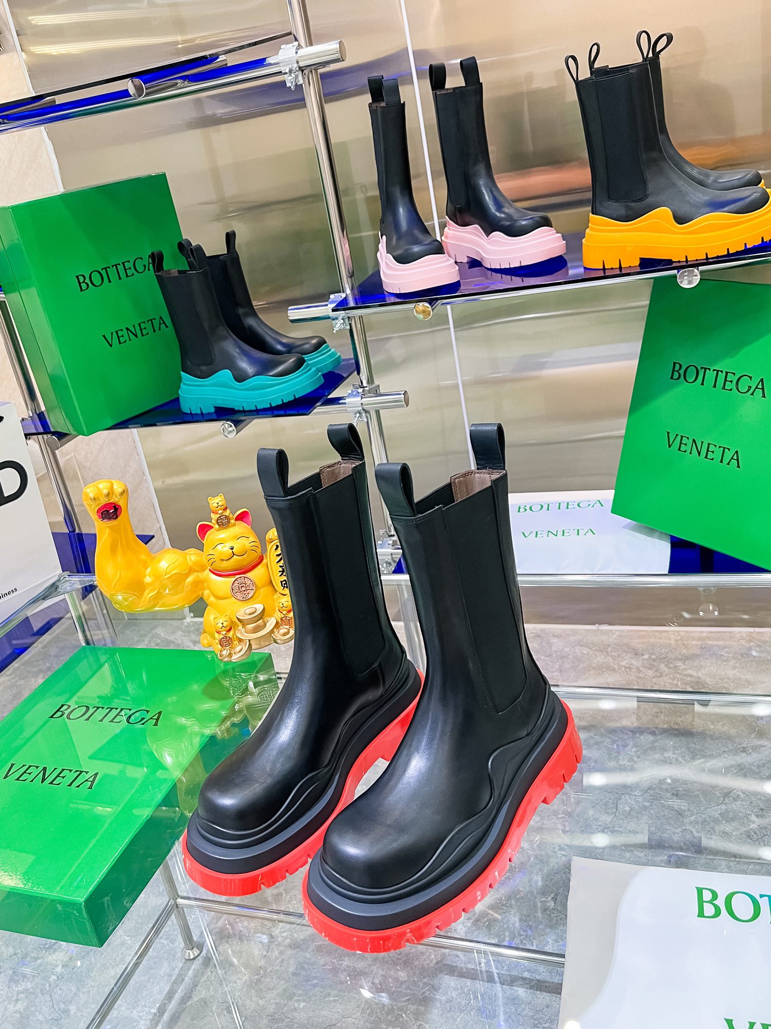 New Bottega V Coloured Bottom-Heavy Boots Series Unveiled with Exaggerated Design - 图片 2