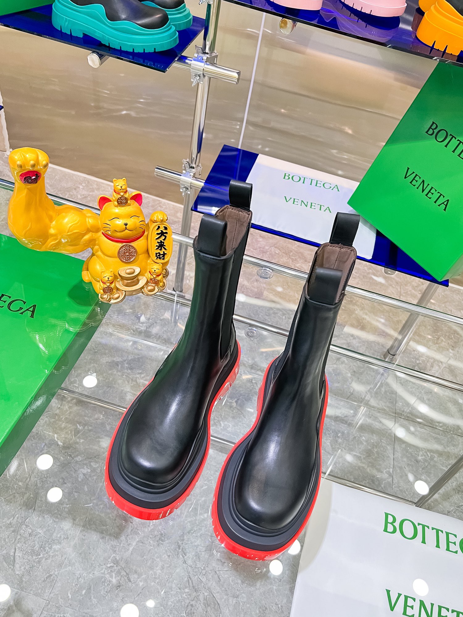 New Bottega V Coloured Bottom-Heavy Boots Series Unveiled with Exaggerated Design - 图片 5