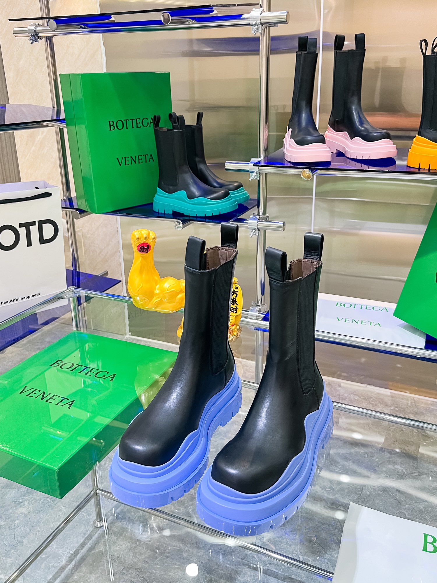 Bottega V Introduces New Bottom-Heavy Colored Boots Series - 图片 1