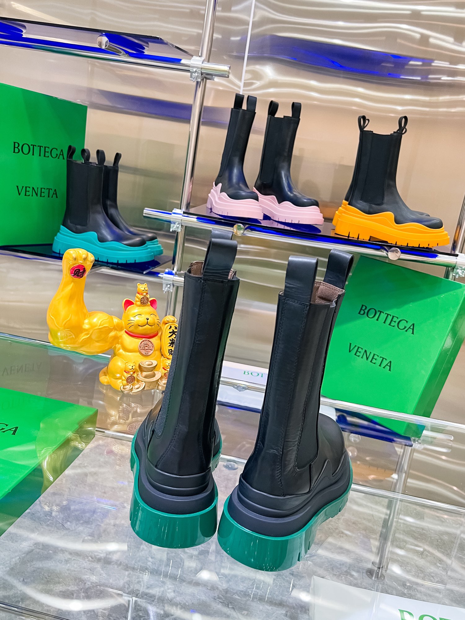 Bottega Veneta Launches New Bottom-Heavy Colored Boots for P-bot 900 Collection - 图片 4