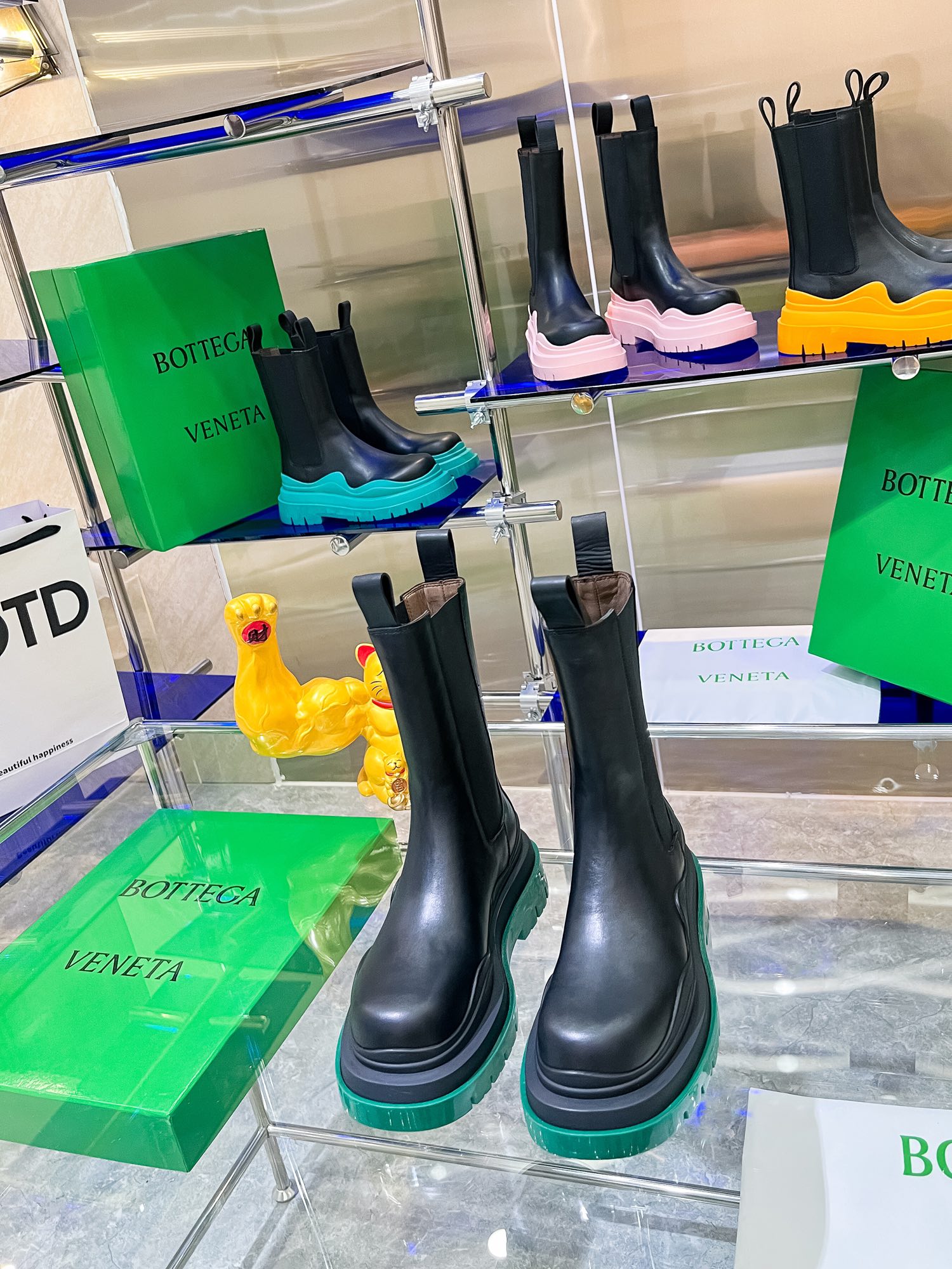 Bottega Veneta Launches New Bottom-Heavy Colored Boots for P-bot 900 Collection - 图片 1