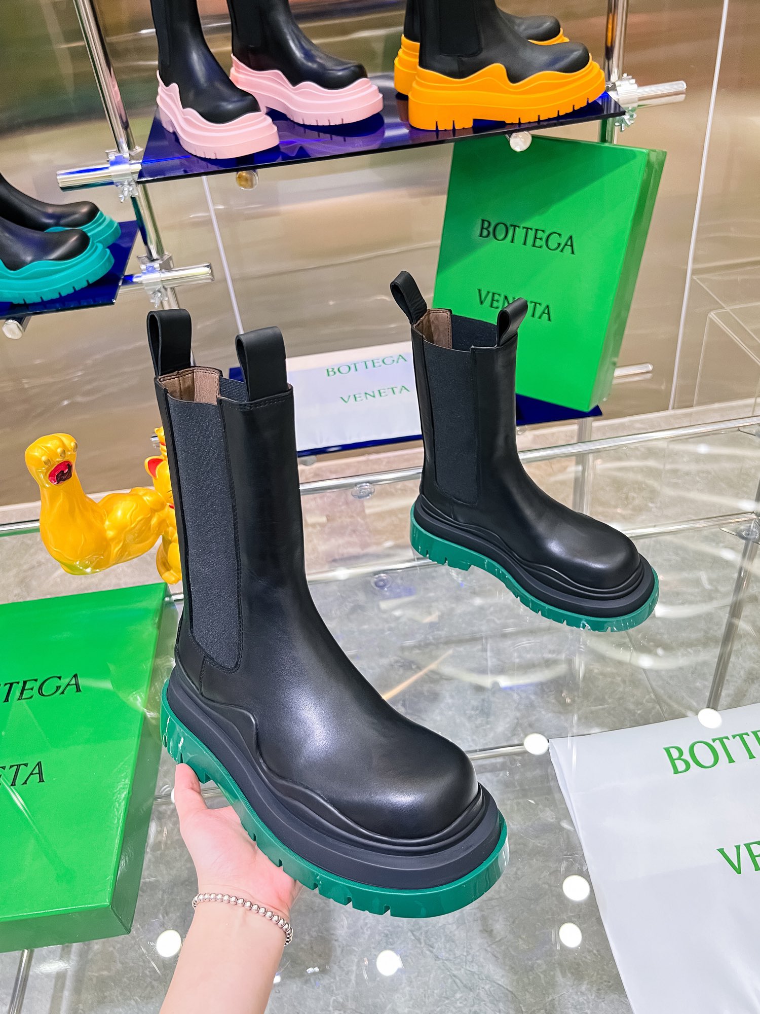Bottega Veneta Launches New Bottom-Heavy Colored Boots for P-bot 900 Collection - 图片 3