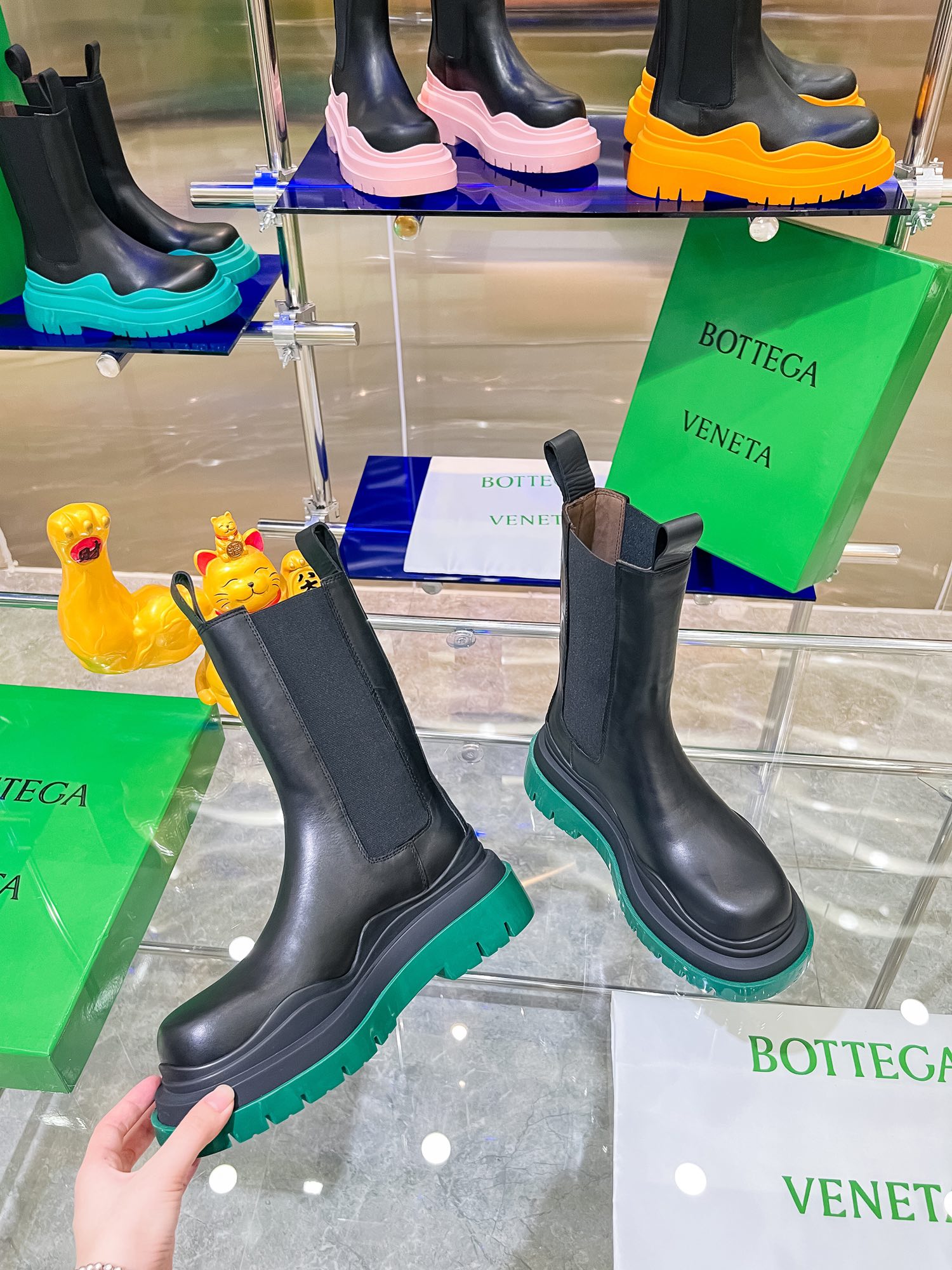 Bottega Veneta Launches New Bottom-Heavy Colored Boots for P-bot 900 Collection - 图片 5