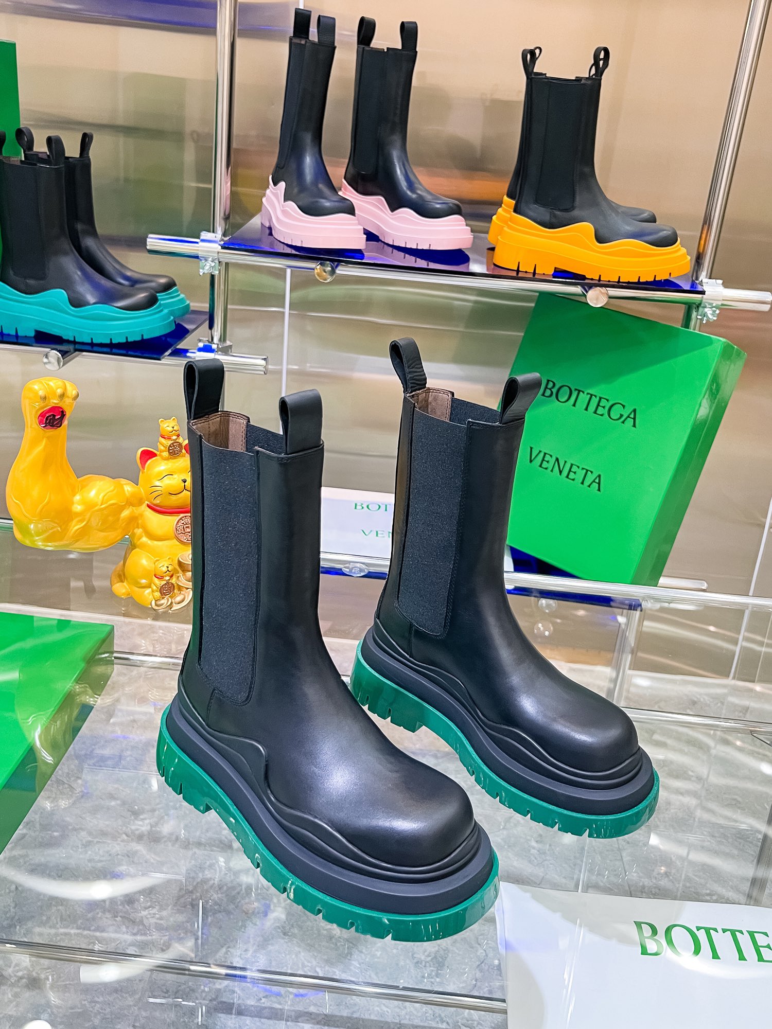 Bottega Veneta Launches New Bottom-Heavy Colored Boots for P-bot 900 Collection - 图片 2