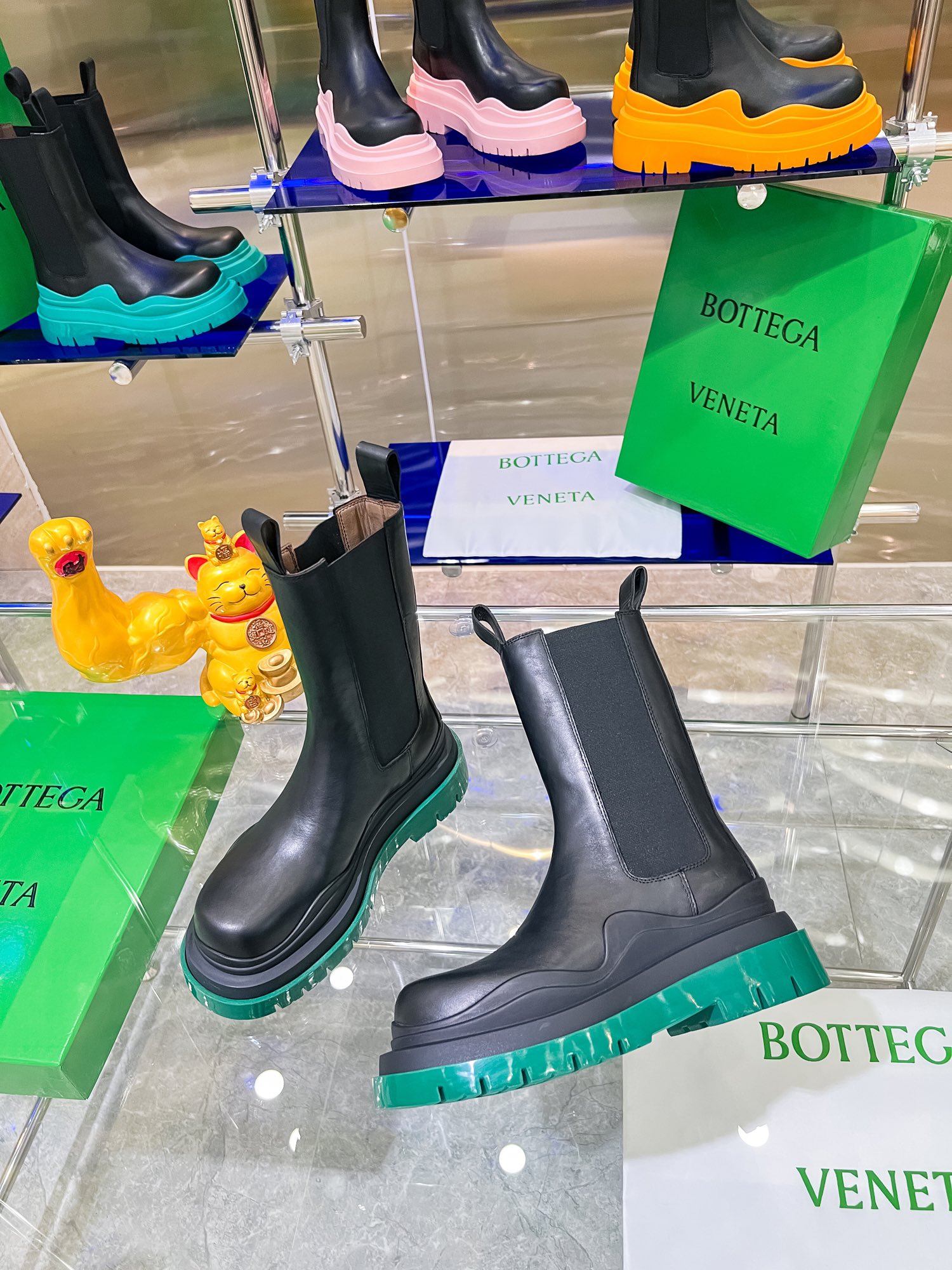 Bottega Veneta Launches New Bottom-Heavy Colored Boots for P-bot 900 Collection - 图片 7