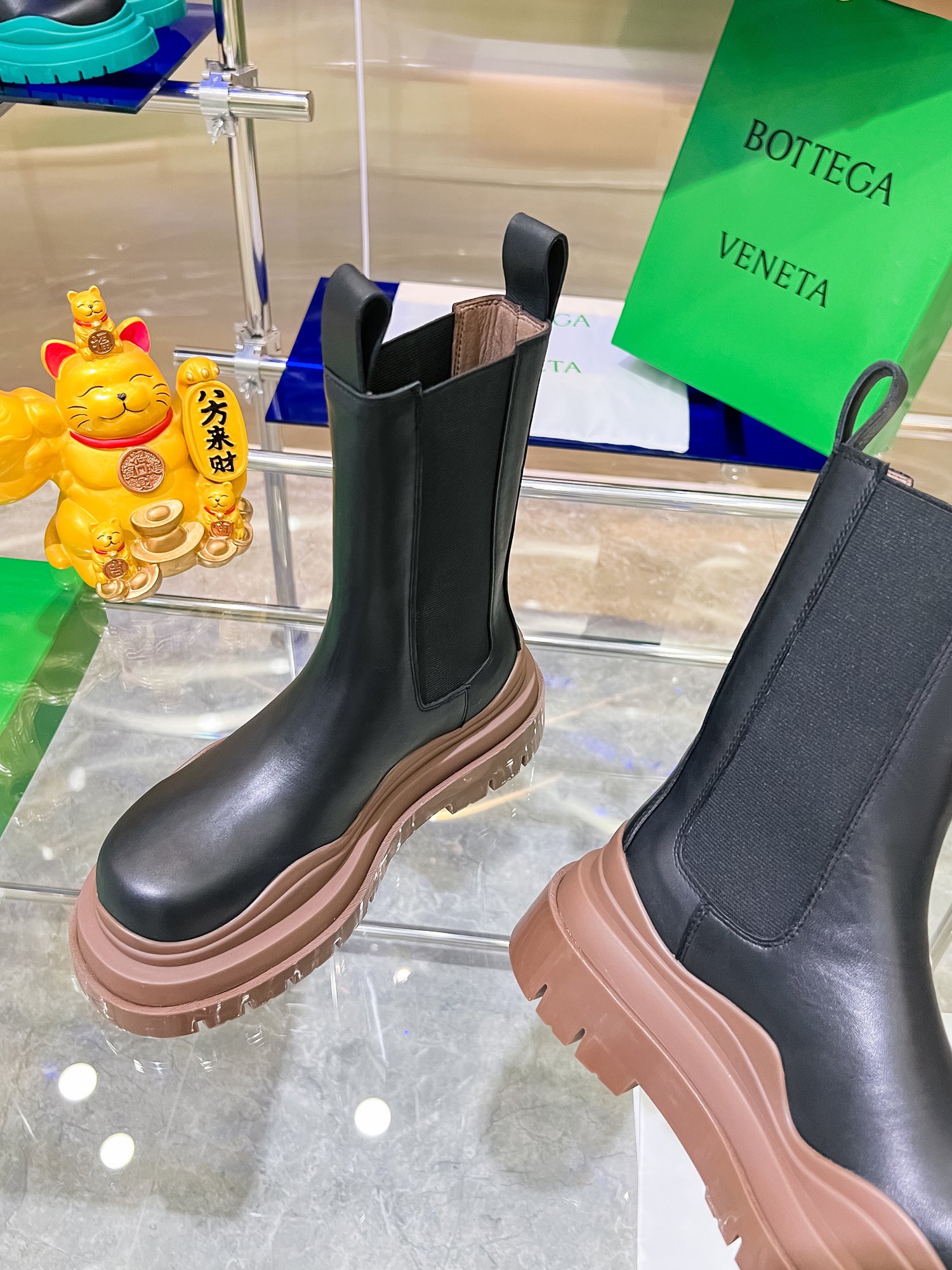 Bottega V Launches New Colored Bottom-Heavy Boots for P-Bot 900 Collection - 图片 9