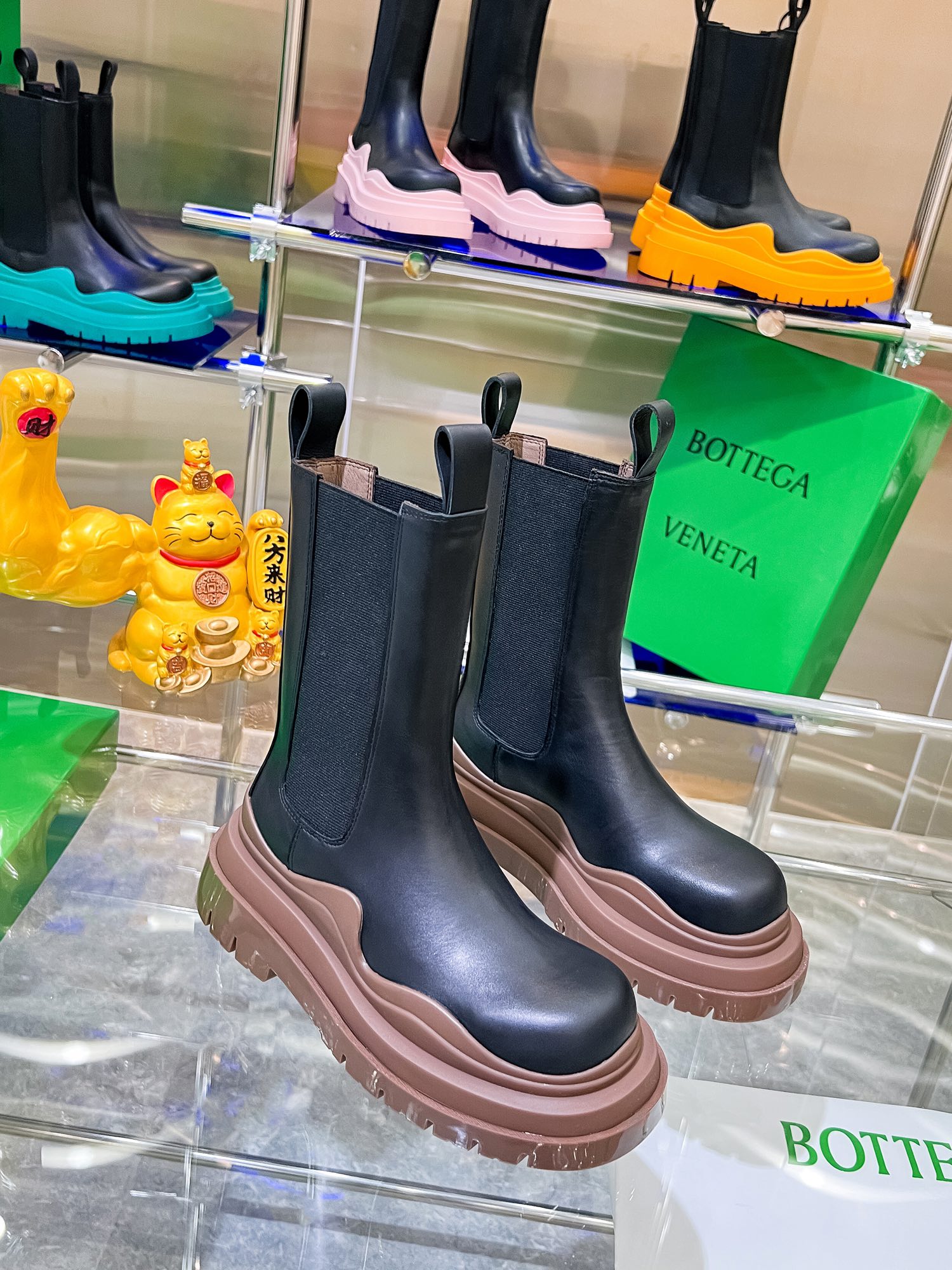 Bottega V Launches New Colored Bottom-Heavy Boots for P-Bot 900 Collection - 图片 2