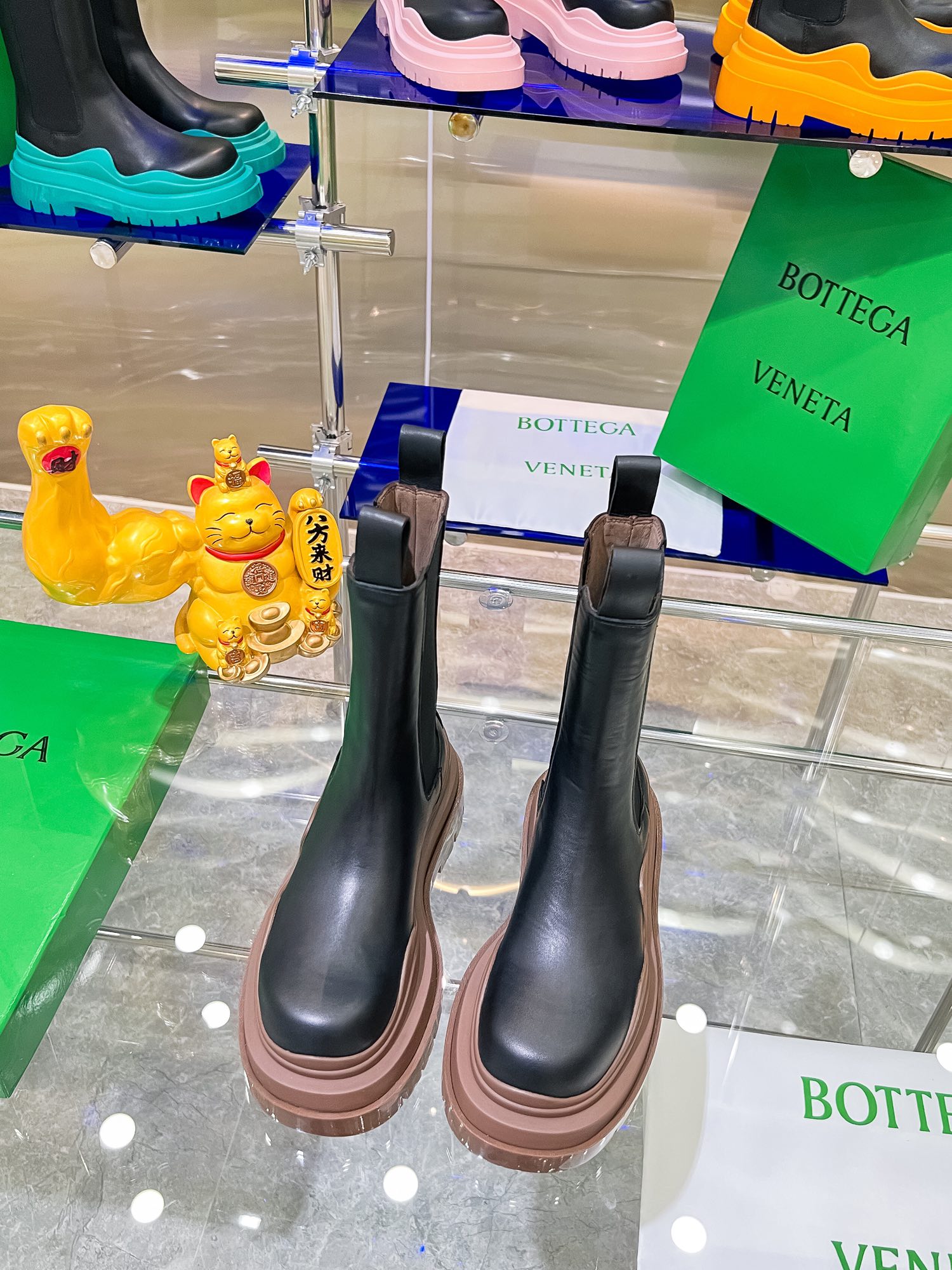 Bottega V Launches New Colored Bottom-Heavy Boots for P-Bot 900 Collection - 图片 1