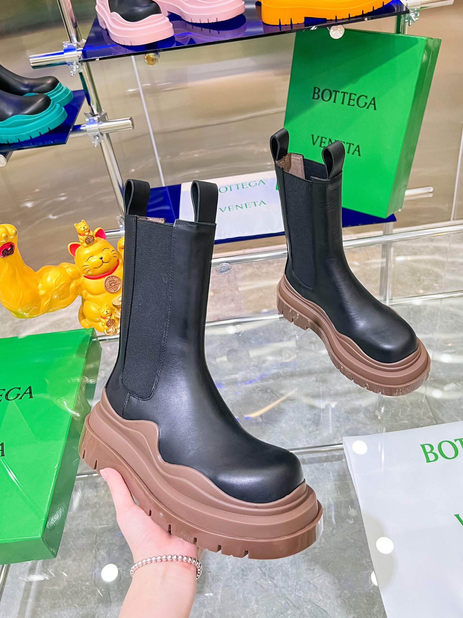 Bottega V Launches New Colored Bottom-Heavy Boots for P-Bot 900 Collection - 图片 8