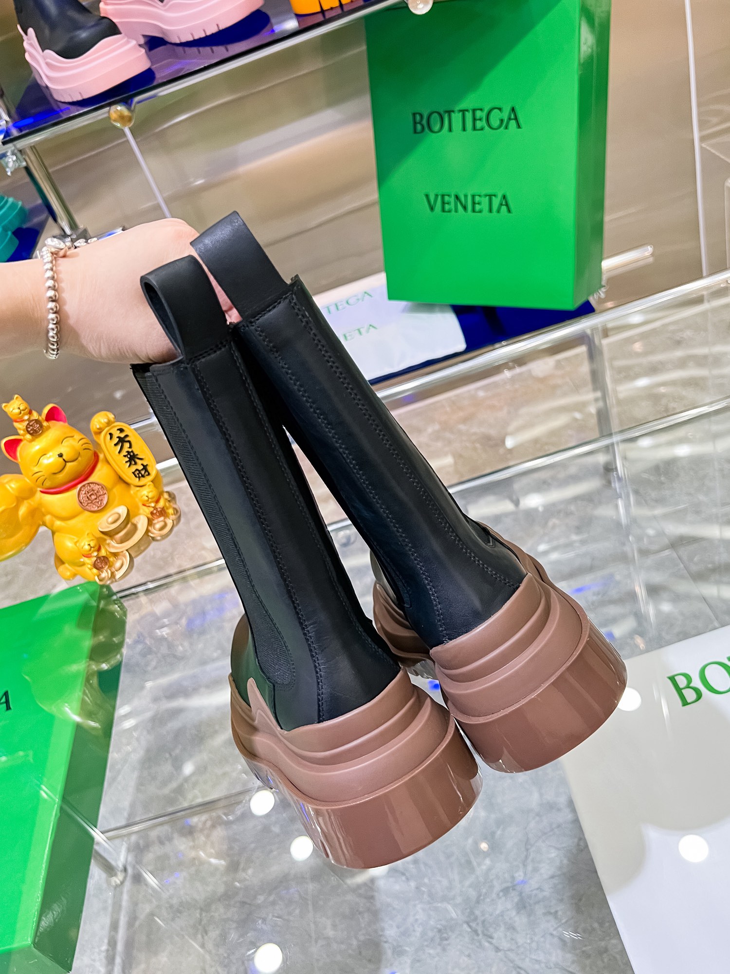 Bottega V Launches New Colored Bottom-Heavy Boots for P-Bot 900 Collection - 图片 3