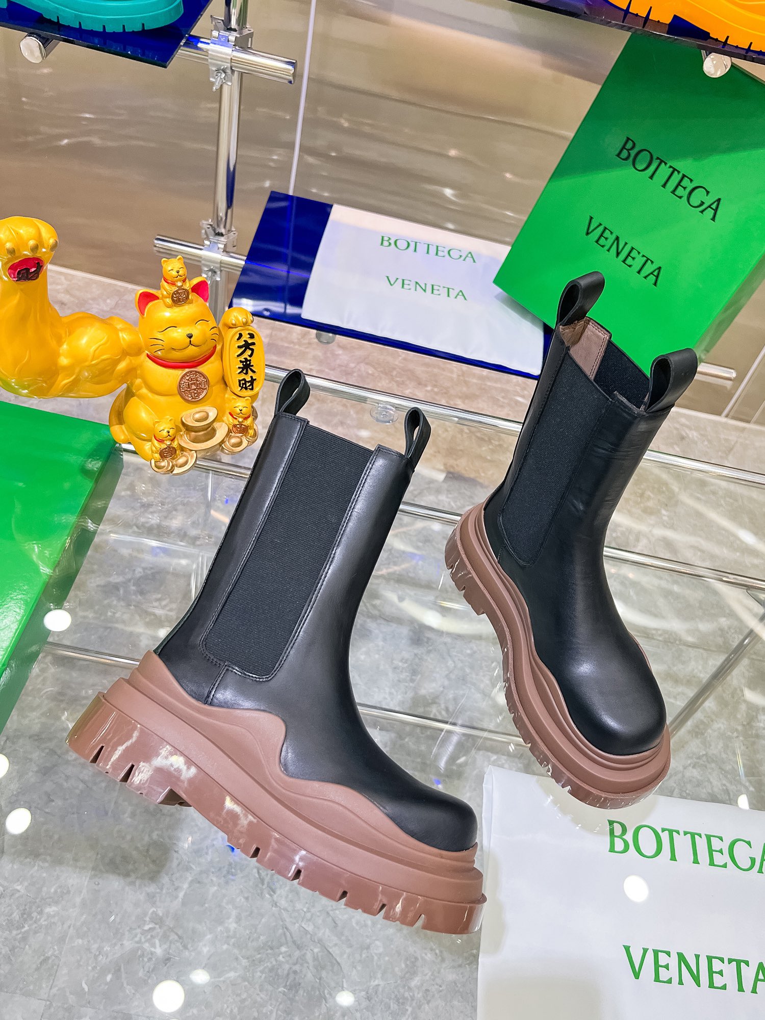 Bottega V Launches New Colored Bottom-Heavy Boots for P-Bot 900 Collection - 图片 6