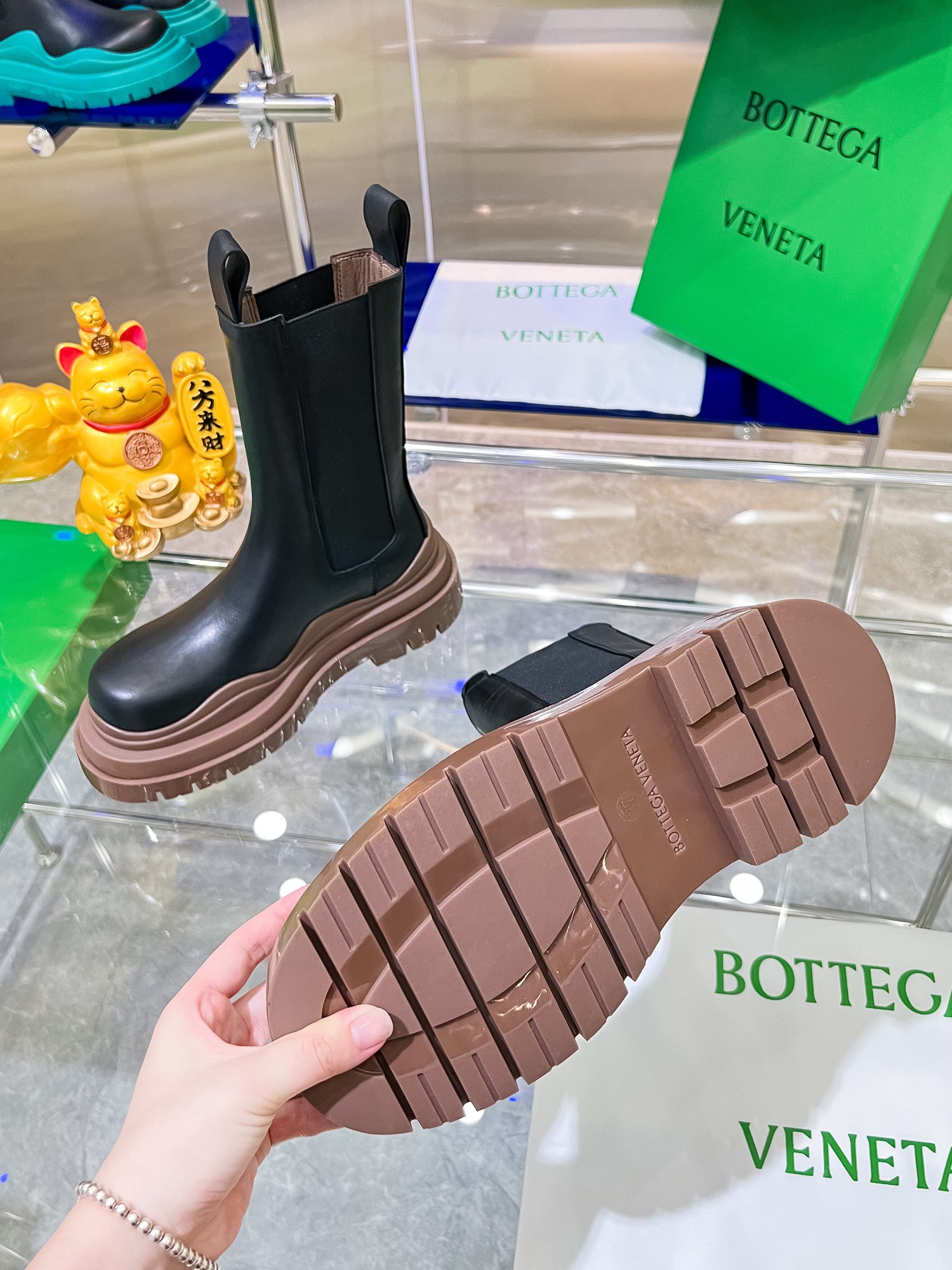 Bottega V Launches New Colored Bottom-Heavy Boots for P-Bot 900 Collection - 图片 5