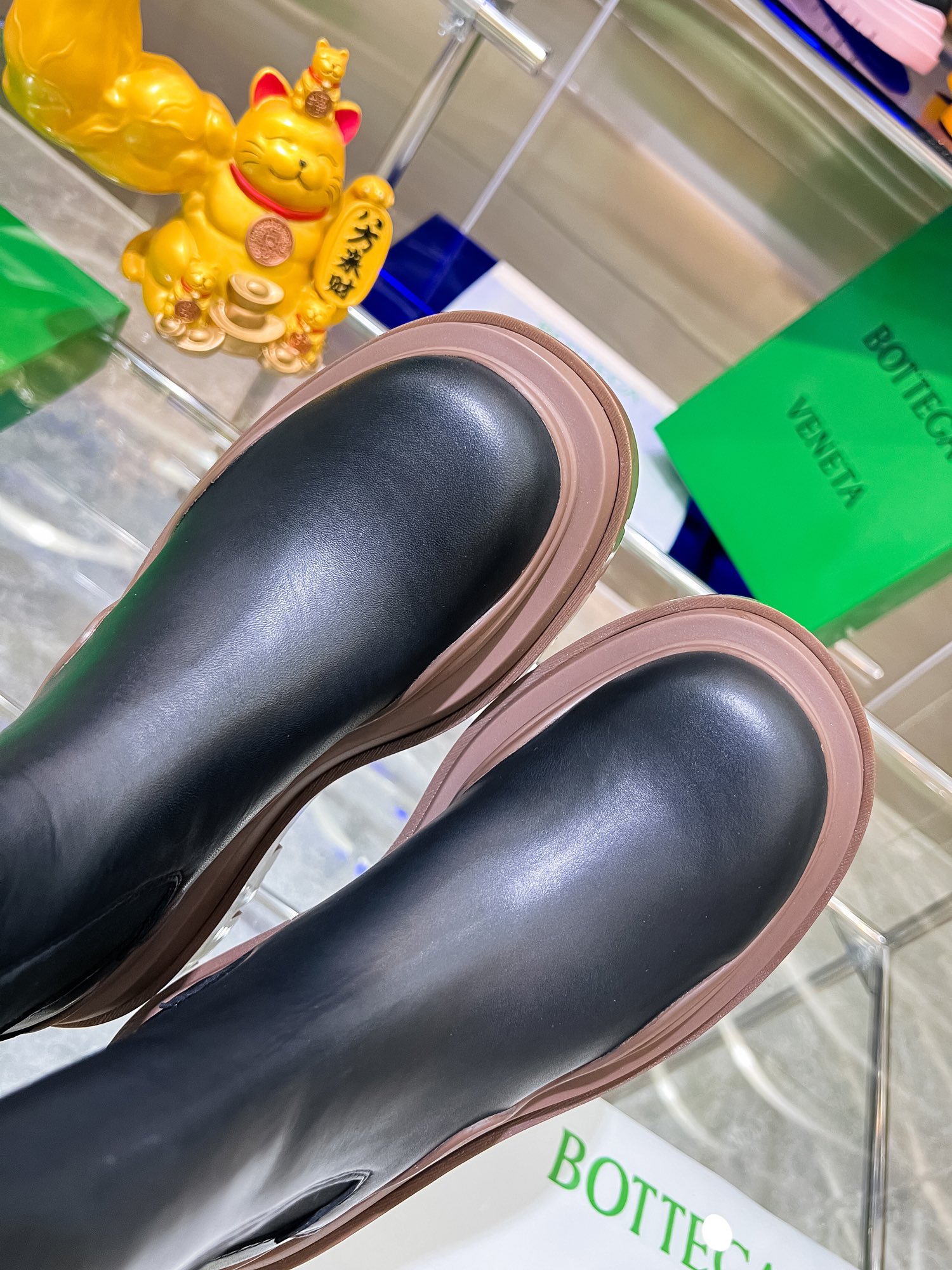Bottega V Launches New Colored Bottom-Heavy Boots for P-Bot 900 Collection - 图片 4