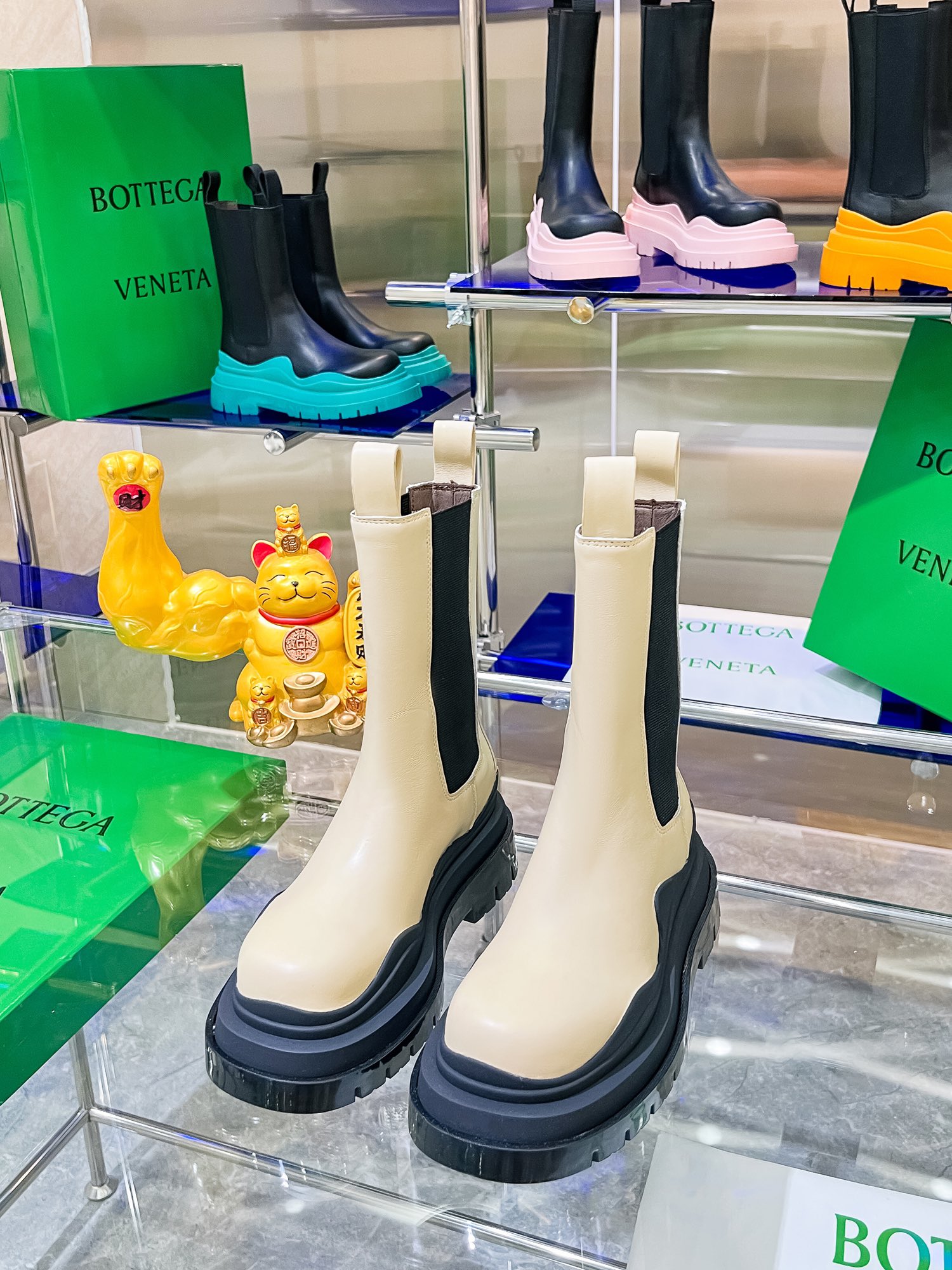Bottega V Unveils New Series of Bottom-Heavy Colored Boots - 图片 1