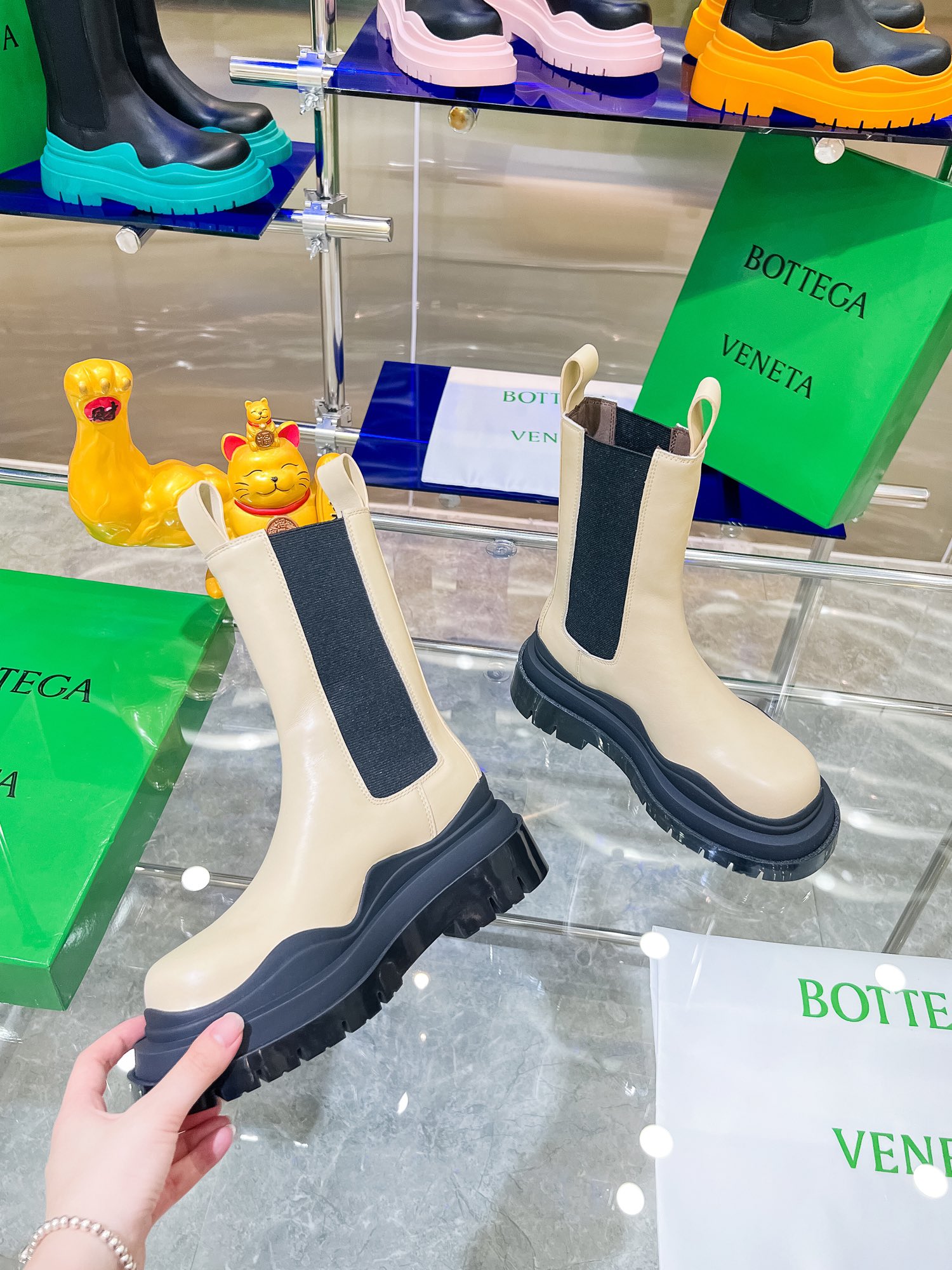 Bottega V Unveils New Series of Bottom-Heavy Colored Boots - 图片 3