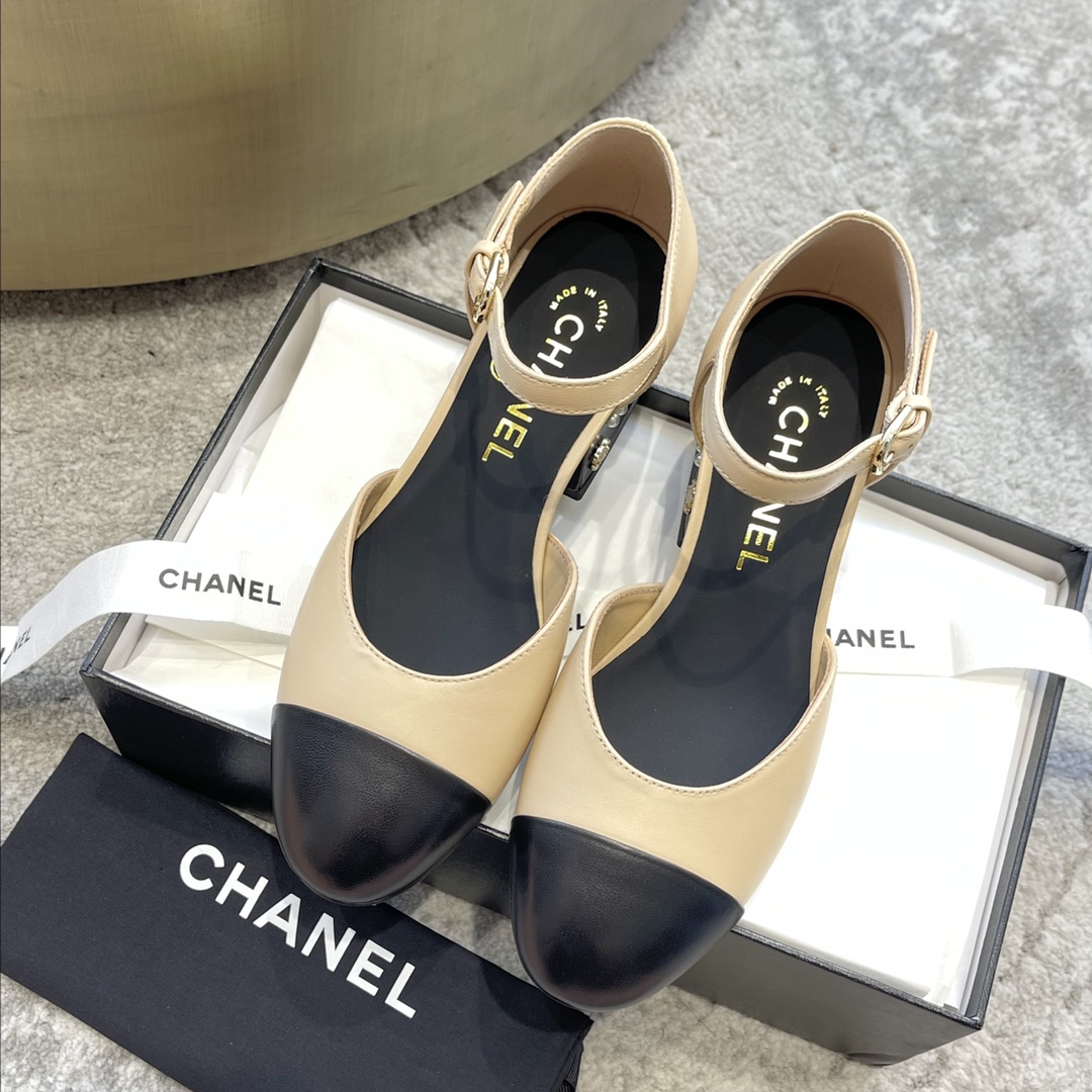 CHANEL Mary Jane сандалии подиумная модель подкладка из овечьей кожи подошва из натуральной итальянской кожи подчеркивает белизну и элегантность