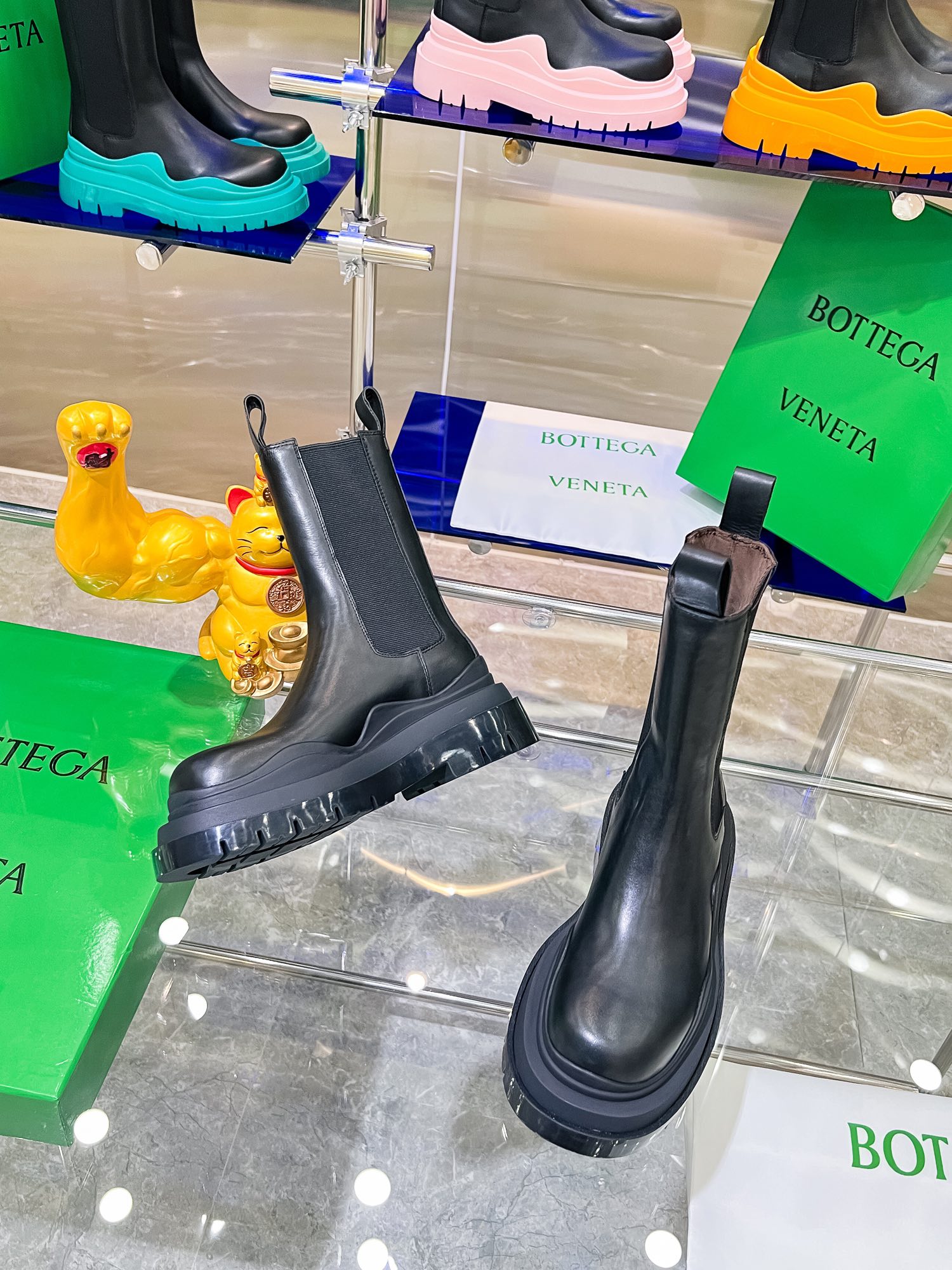 Bottega V New Series: Colorful Bottom-Heavy Boots for P-Bot 900 Men and Women - 图片 4