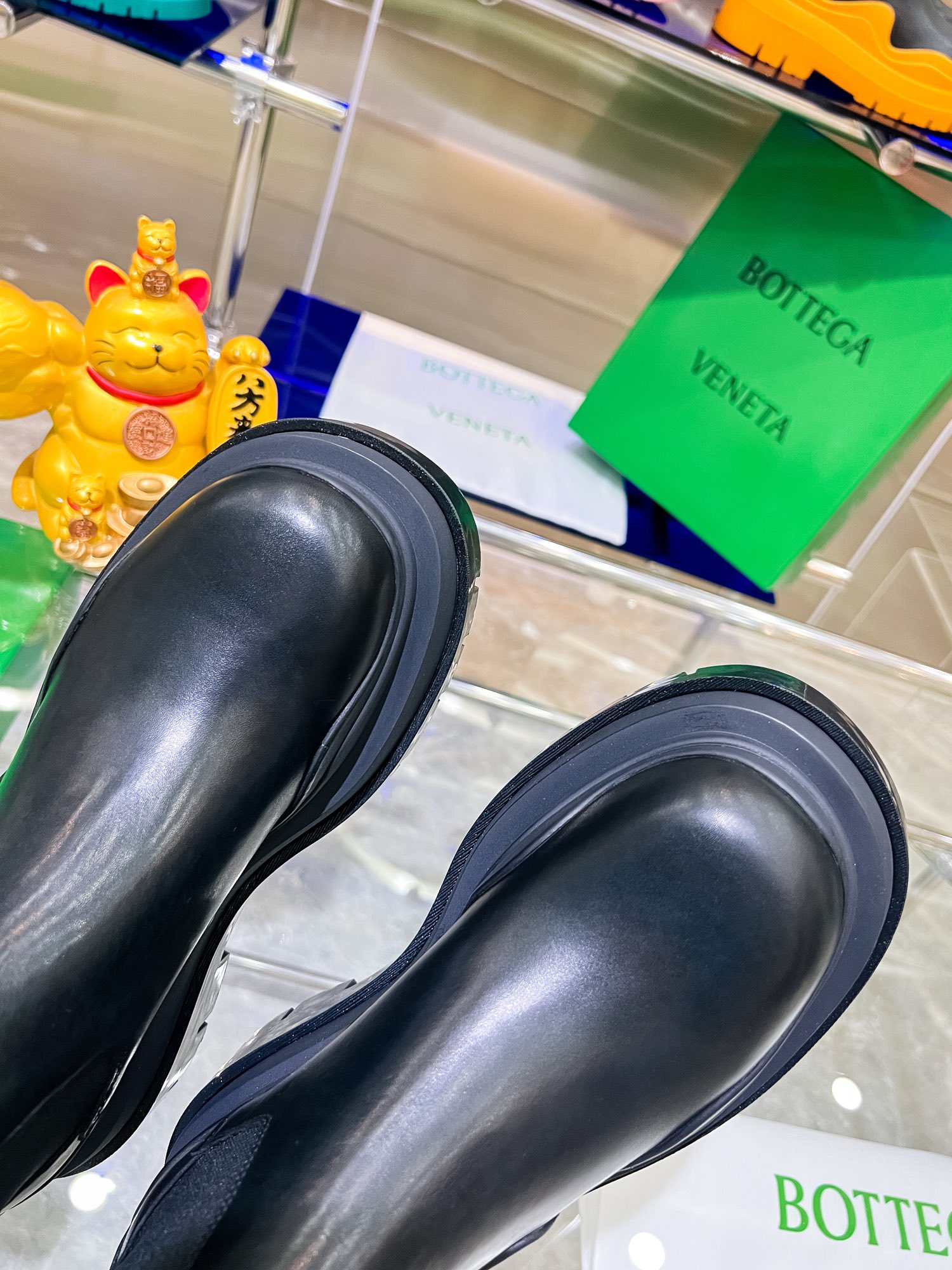 Bottega V New Series: Colorful Bottom-Heavy Boots for P-Bot 900 Men and Women - 图片 8