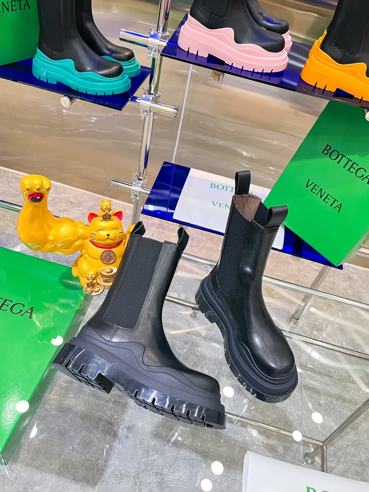 Bottega V New Series: Colorful Bottom-Heavy Boots for P-Bot 900 Men and Women - 图片 5