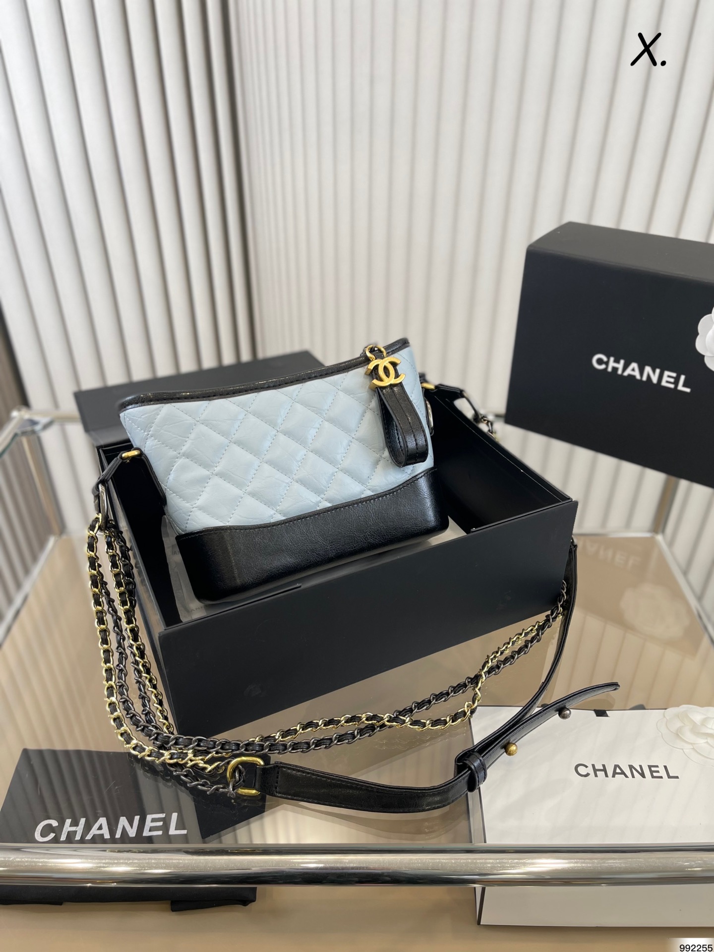 J5 4色折叠盒 香奈儿流浪包Gabrielle 盐甜的一款包啦 陪你走过一年四季～ Chanel男女都驾驭 尺寸20 16