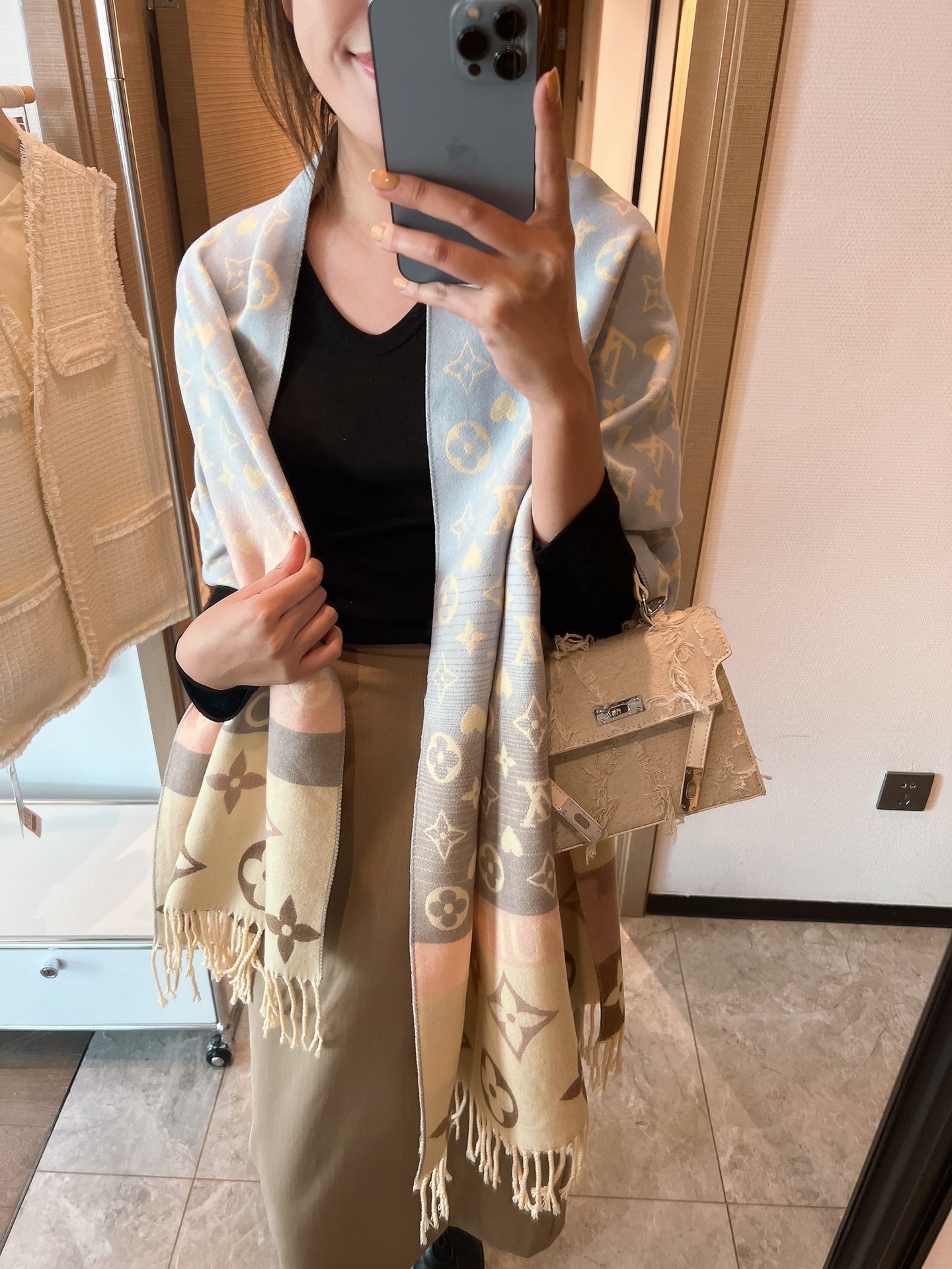 NO:163693,Apply for new ones!  LV【RISING CONFIDENTIAL BB BANDEAU The classic Monogram love series has always been the main feature of the donkey family, and a small facelift will be released every year, which is the Monogram revision!  Gradient color matching is so beautiful that it looks top-notch rabbit velvet. The super fine handwriting is very clear. It is definitely the first choice for gifts. It is also a shawl. Size 19065 ordinary scarf, ordinary scarf, louis vuitton, louis vuitton, louis vuitton, louis vuitton, louis vuitton, shawls19860909批上新！LV【RISING CONFIDENTIAL BB BANDEAU 经典Monogram爱心系列一直是驴家主打,每年会出一个小改款,这款即是Monogram的改版！渐变配色太好看了顶级兔绒打造 超精细的字迹非常清晰 绝对是送礼自用的首选即是围巾.也是披肩 尺寸19065普通围巾,普通围巾,louis vuitton,louis vuitton,louis vuitton,shawls,scarf