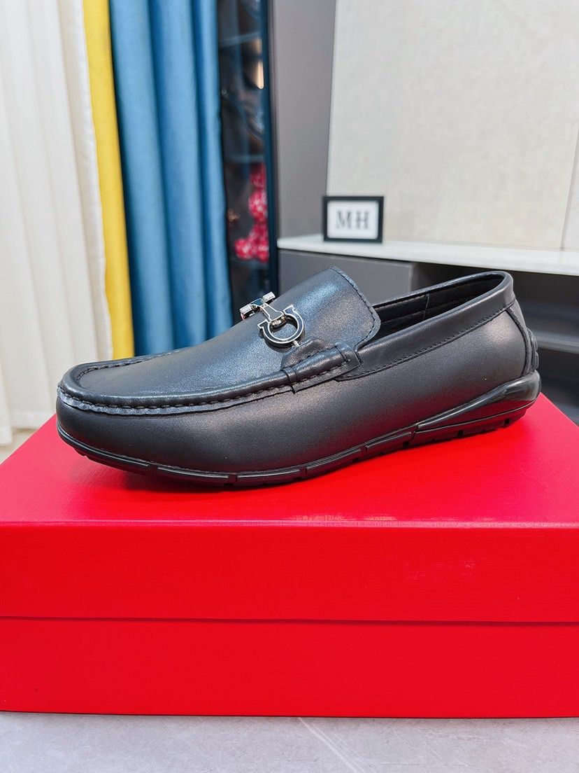 J0 菲拉格慕Ferragamo高端品质架豆豆鞋上．风格华贵典雅，实用性和款式并重，我们异常关注质量和细节，鞋楦皮料，做工舒适度都毫不逊色，材质：鞋面进口头层软牛皮真皮内里，