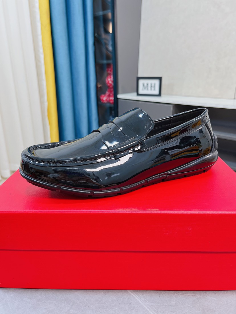 J0 菲拉格慕Ferragamo高端品质架豆豆鞋上．风格华贵典雅，实用性和款式并重，我们异常关注质量和细节，鞋楦皮料，做工舒适度都毫不逊色，材质：鞋面进口头层软漆皮真皮内里，