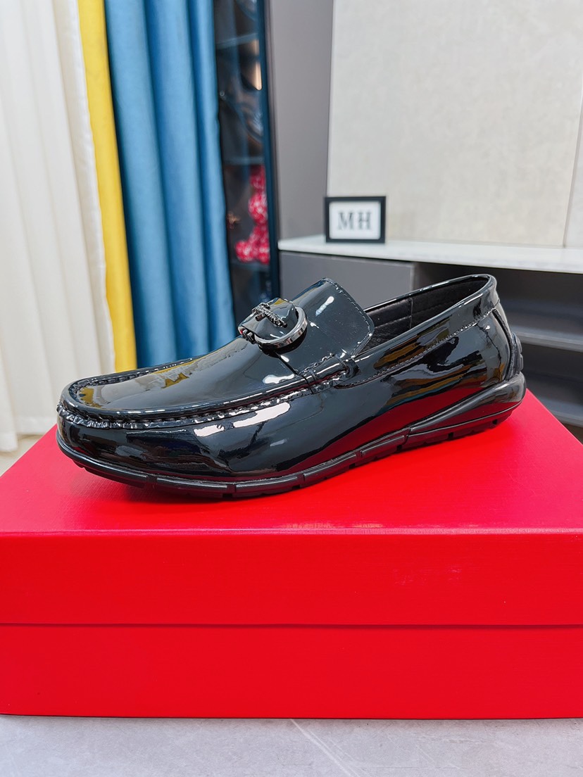 J0 菲拉格慕Ferragamo高端品质架豆豆鞋上．风格华贵典雅，实用性和款式并重，我们异常关注质量和细节，鞋楦皮料，做工舒适度都毫不逊色，材质：鞋面进口头层软漆皮真皮内里，