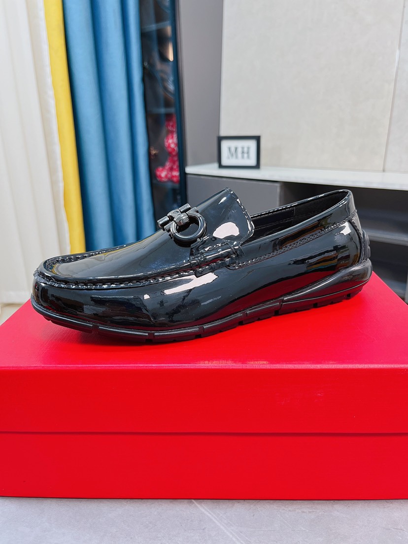 J0 菲拉格慕Ferragamo高端品质架豆豆鞋上．风格华贵典雅，实用性和款式并重，我们异常关注质量和细节，鞋楦皮料，做工舒适度都毫不逊色，材质：鞋面进口头层软漆皮真皮内里，