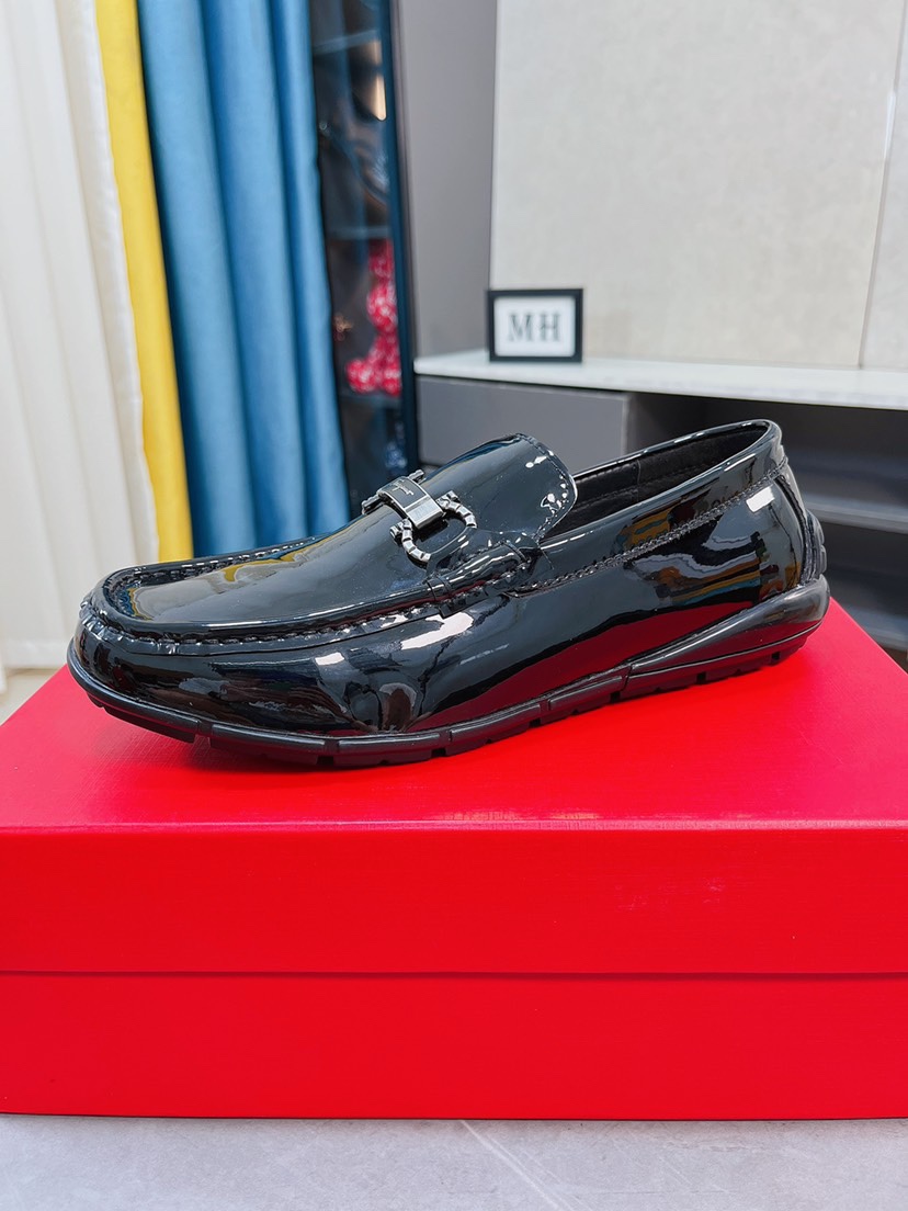 J0 菲拉格慕Ferragamo高端品质架豆豆鞋上．风格华贵典雅，实用性和款式并重，我们异常关注质量和细节，鞋楦皮料，做工舒适度都毫不逊色，材质：鞋面进口头层软漆皮真皮内里，