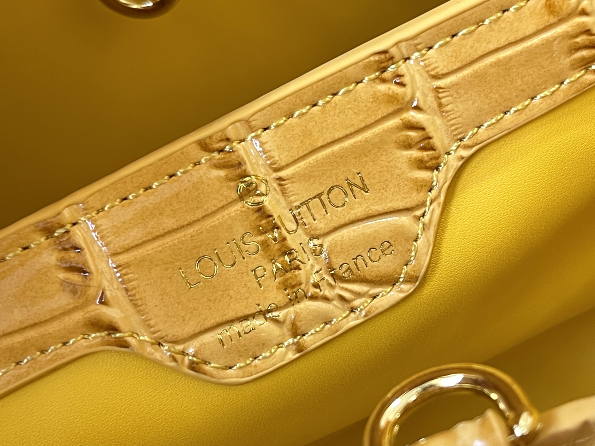 升级版N92967/M93419复古黄色鳄鱼纹此款珍贵的CaPucines中号手袋由鳄鱼皮纹经上高光处理
