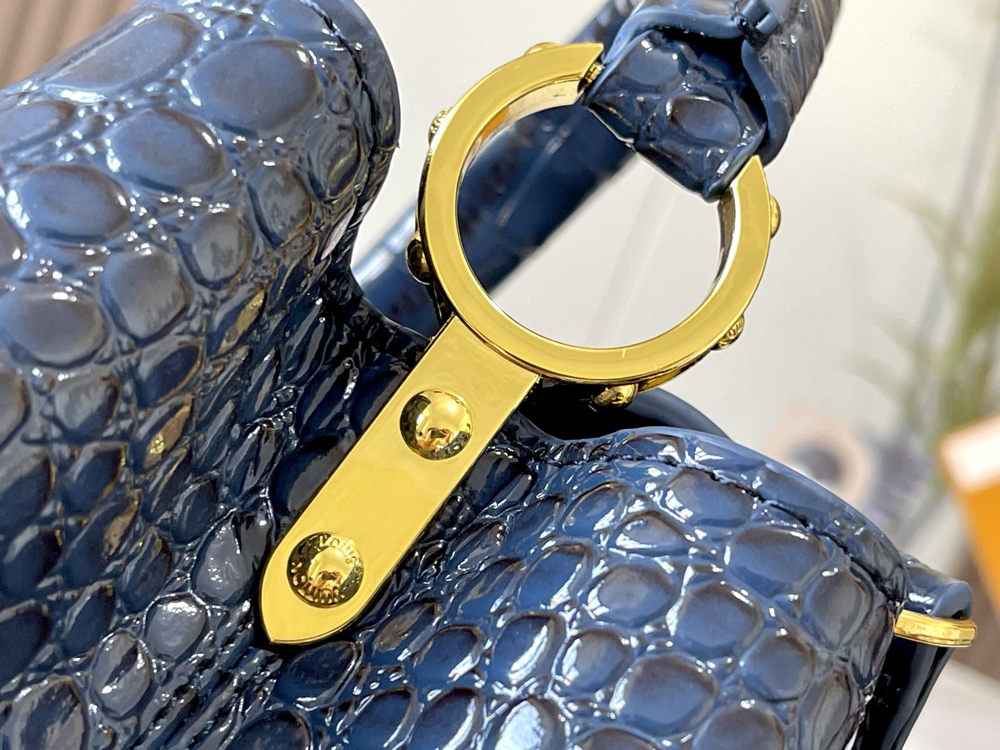升级版N92173/M48865复古蓝色鳄鱼纹此款珍贵的CaPucines小号手袋由鳄鱼皮纹经上高光处理