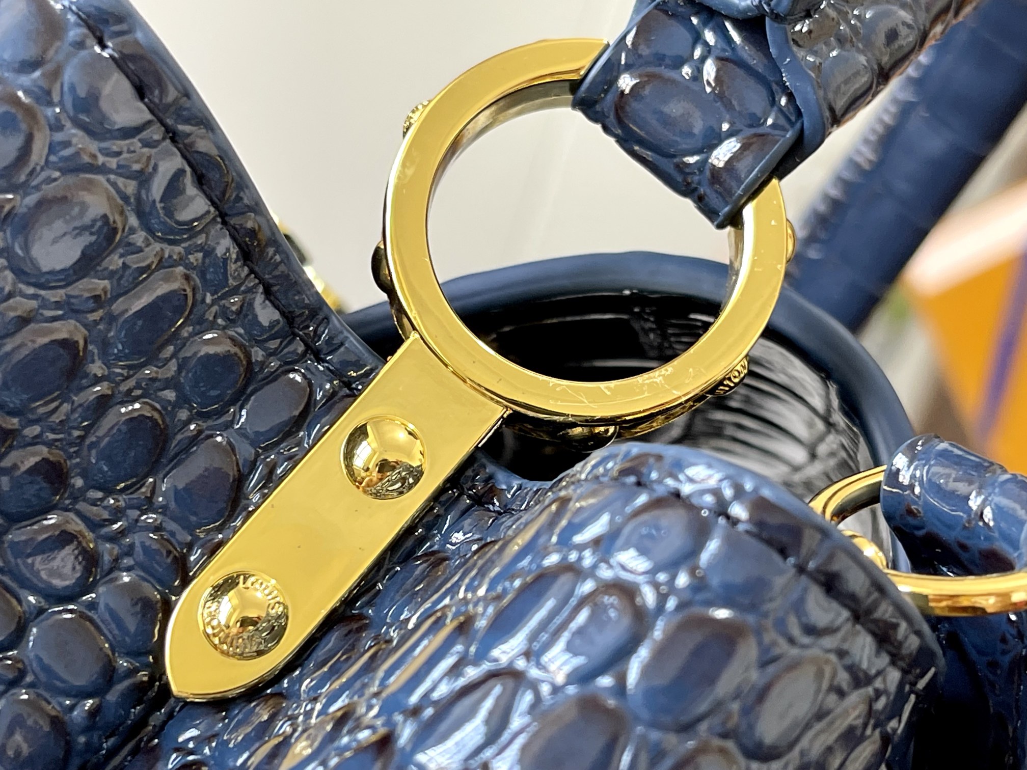 升级版N92967/M93419复古蓝色鳄鱼纹此款珍贵的CaPucines中号手袋由鳄鱼皮纹经上高光处理