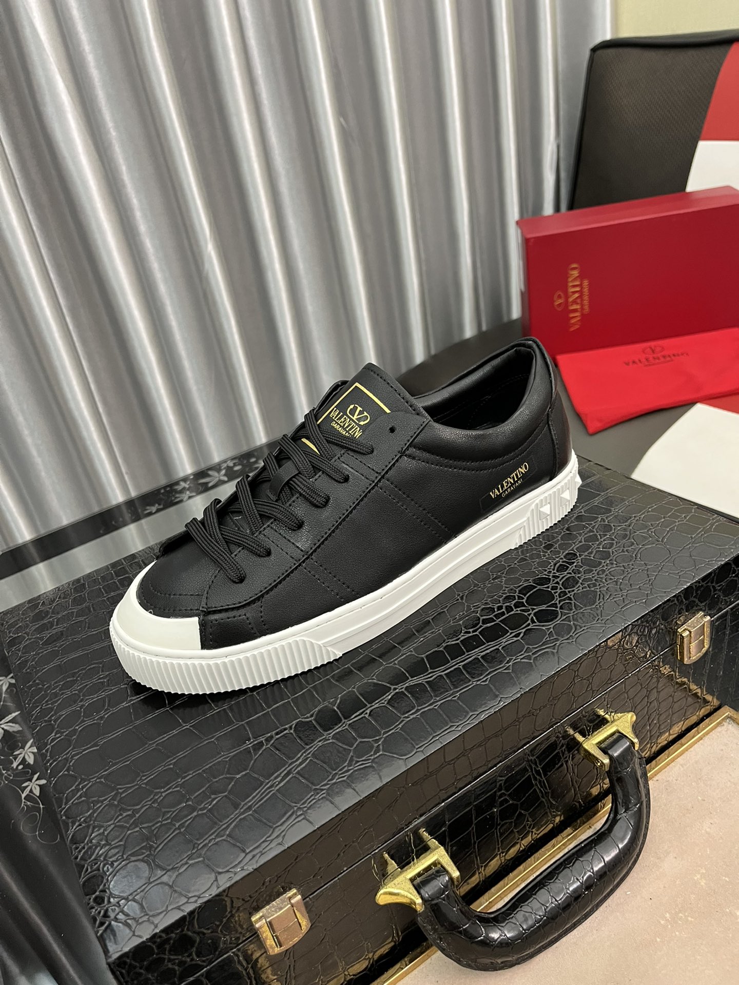 I5 VALENTIN*华伦天奴2022秋冬时尚新品,男士男士精品休闲运动鞋,进口头层牛皮打造,牛皮内里,开模大底,高版本 品质皮质看细节 追求高品质的看过来 Size：38-443色可选