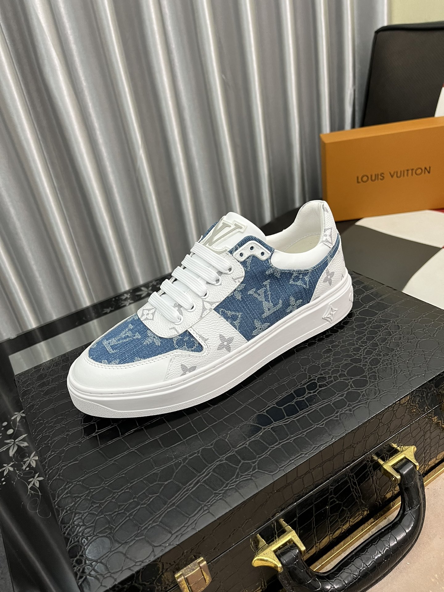 I5 Louis Vuitton 路易威登 LV 男士休闲鞋,全球限量款鞋面采用原版小牛皮压纹LOGO鞋面顶级做工 内里垫脚:纯进口羊皮内里 系带板鞋舒适透气 奢华尊贵! 男鞋码数：38-44