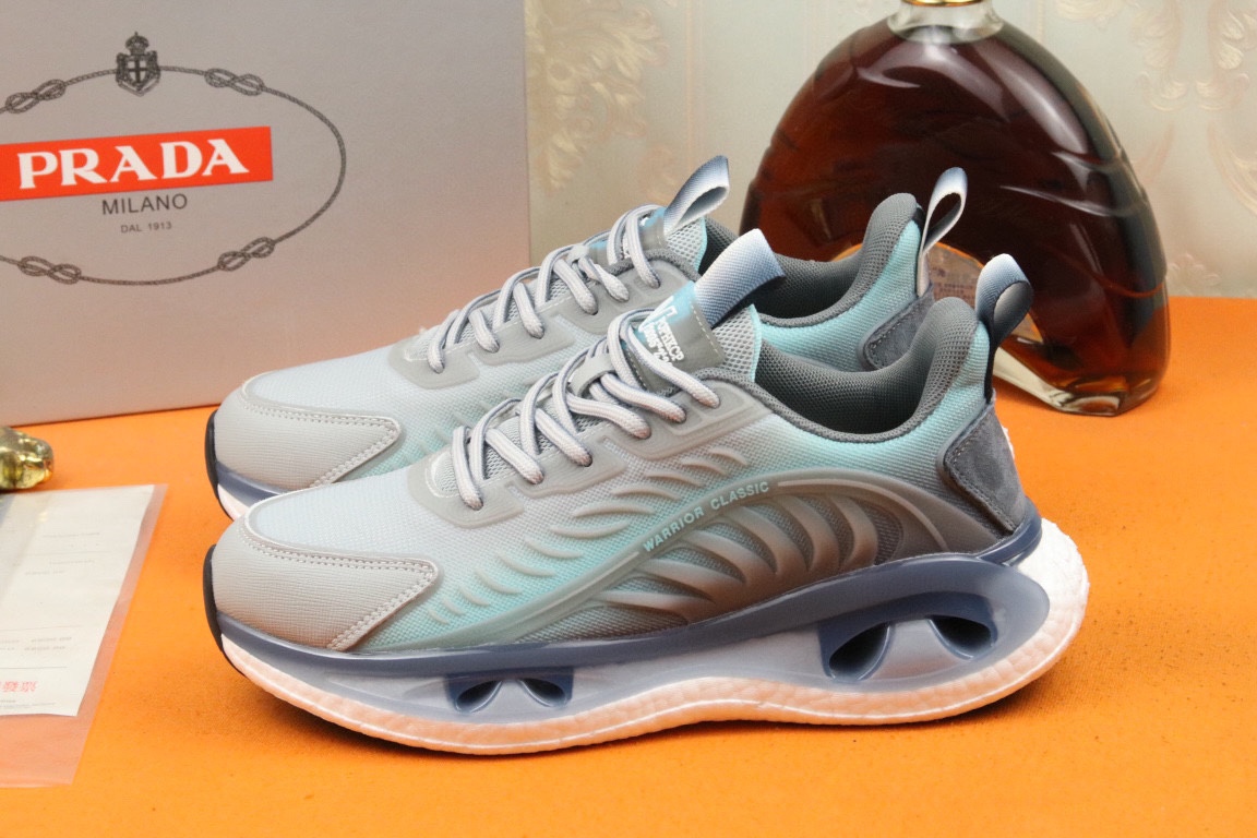 I5 高品质PRADA普拉达上市著名奢侈品牌，专柜同步更新，意大利男鞋时尚杂志季刊封面主推款鞋面采用意大利进口头层牛皮拼接冰丝网布制作，舒适透气内里。原版二次发泡气垫大底，上脚舒适有型。 细节无可挑剔。