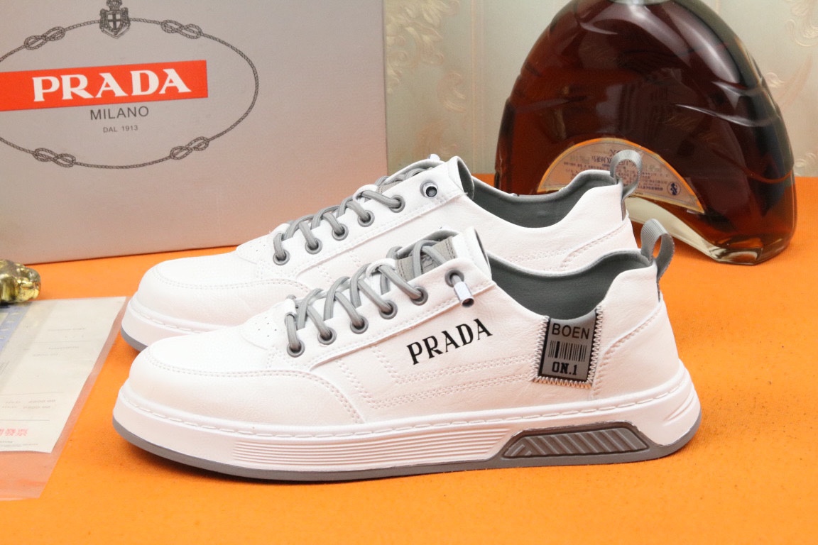 I5 高品质PRADA普拉达上市著名奢侈品牌，专柜同步更新，意大利男鞋时尚杂志季刊封面主推款鞋面采用意大利进口小牛皮，羊皮内里。原版防滑橡胶大底，上脚舒适有型。 细节无可挑剔。