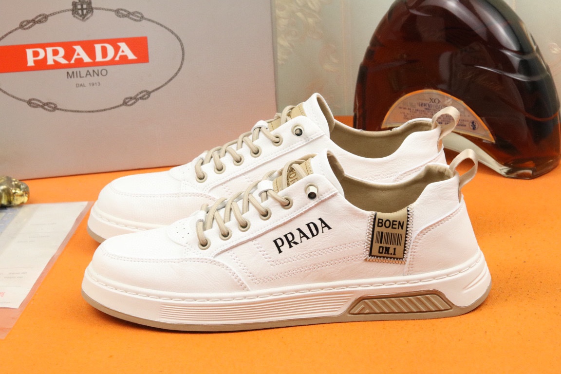 I5 高品质PRADA普拉达上市著名奢侈品牌，专柜同步更新，意大利男鞋时尚杂志季刊封面主推款鞋面采用意大利进口小牛皮，羊皮内里。原版防滑橡胶大底，上脚舒适有型。 细节无可挑剔。