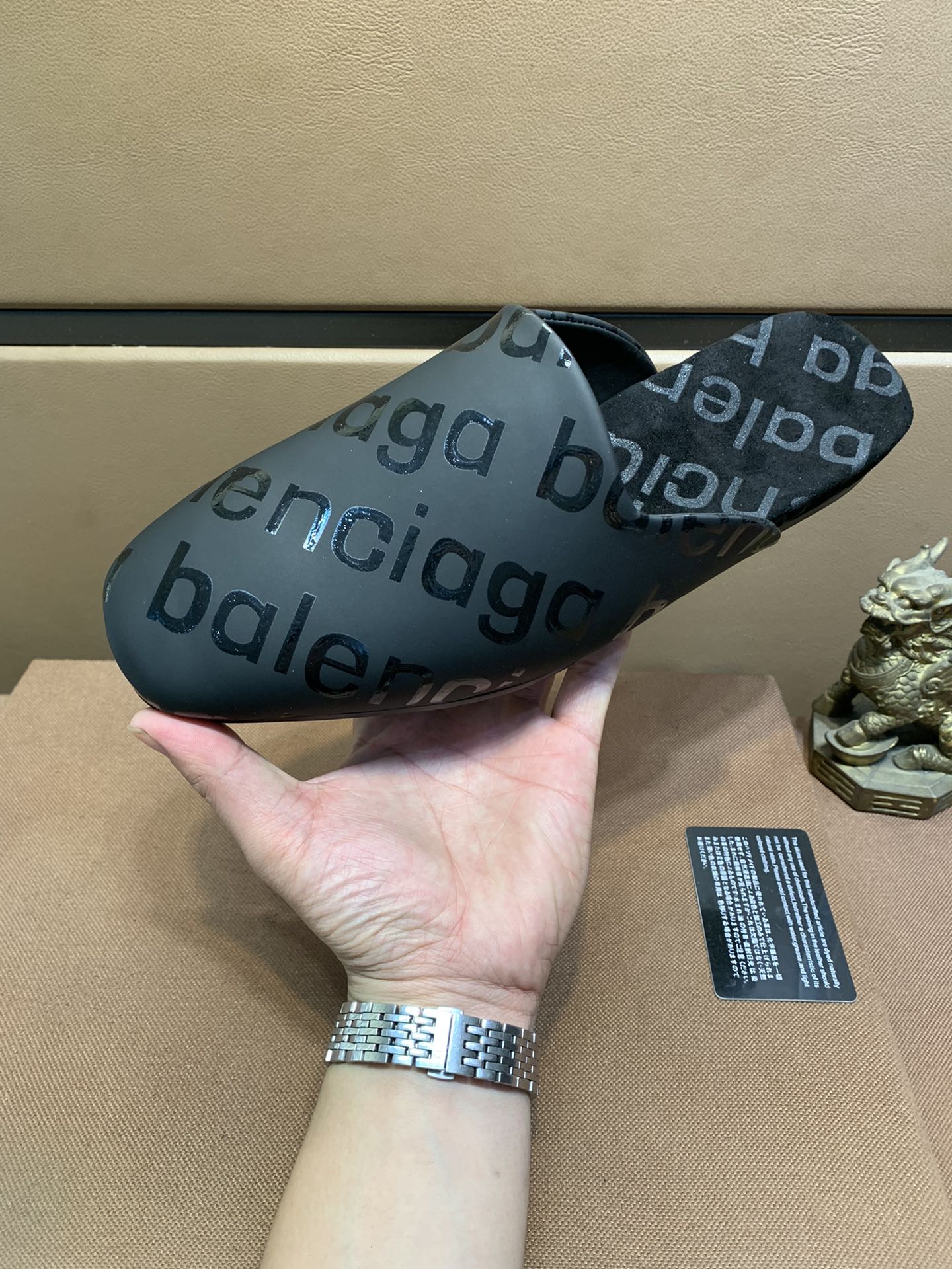 J5 水染牛里 高品质半拖 巴黎世家官网同步最半拖 ，顶级版市场最高版本的，接受材质对比 鞋型对比 工艺对比 实用又有质感·百搭适用任何场合、越看越有味道。纯手工工艺-鞋面材质，意大利进口小牛皮-内里优质水染牛皮-原版私模定制大底-