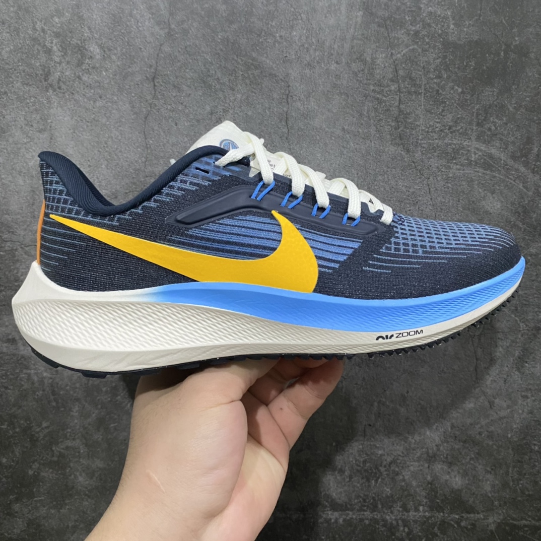 DT纯原NK Zoom Pegasus 39 登月39代 超轻网面跑步鞋 黑蓝黄D09580-400 纯原版新配色出货 区别以往市场所有品质 细节 材料以及脚感完全还原到zp一致程度 裸鞋圈硬通货品质 原厂数据开发 正确鞋盒海绵内贴包装 正确内置前后双气垫(且后掌加上原厂硬纸护板防止压力过大导致气垫漏气) 尺码:39 40 40.5 41 42 42.5 43 44 44.5 45 46-选品中心