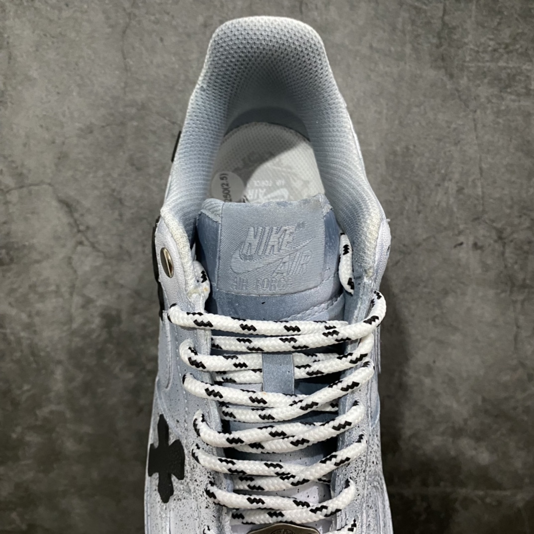 图片[6]-神级客制 NK Air Force 1 Low 空军一号低帮休闲板鞋 克罗心联名定制白蓝扎染配色 该鞋款整体以纯白空军作为基鞋纯手工定制改造 融入克罗心文化元素 采用侵染做旧油泼墨 克罗心十字架徽标 后跟印有上帝保佑\”Godbless\”英文字样 INS客制大神限定配色 外贸专供 收藏版定制鞋盒（破损丢失退换扣50元） 尺码：40 40.5 41 42 42.5 43 44 44.5 45 46 47.5 48-选品中心