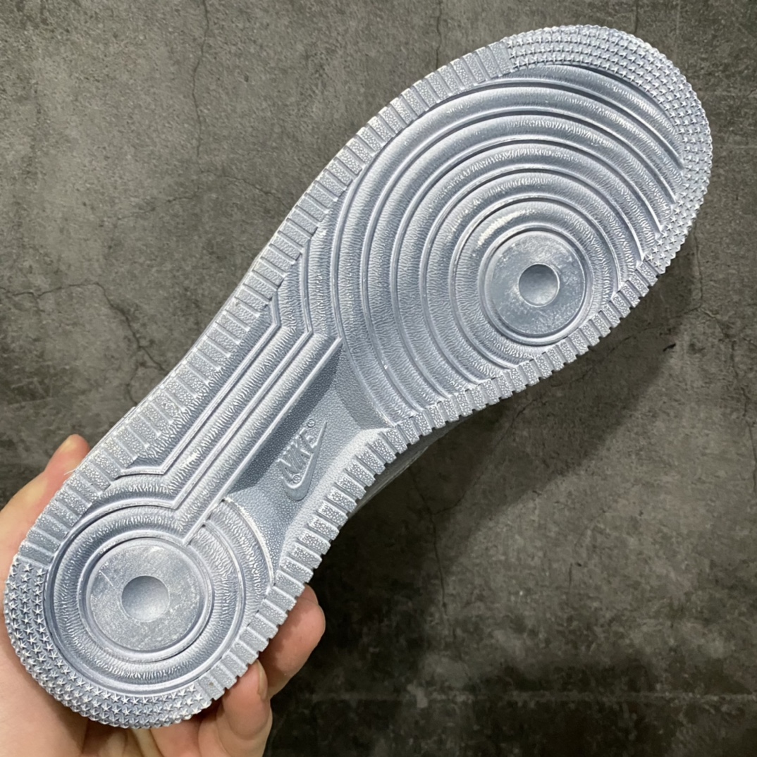 图片[7]-神级客制 NK Air Force 1 Low 空军一号低帮休闲板鞋 克罗心联名定制白蓝扎染配色 该鞋款整体以纯白空军作为基鞋纯手工定制改造 融入克罗心文化元素 采用侵染做旧油泼墨 克罗心十字架徽标 后跟印有上帝保佑\”Godbless\”英文字样 INS客制大神限定配色 外贸专供 收藏版定制鞋盒（破损丢失退换扣50元） 尺码：40 40.5 41 42 42.5 43 44 44.5 45 46 47.5 48-选品中心