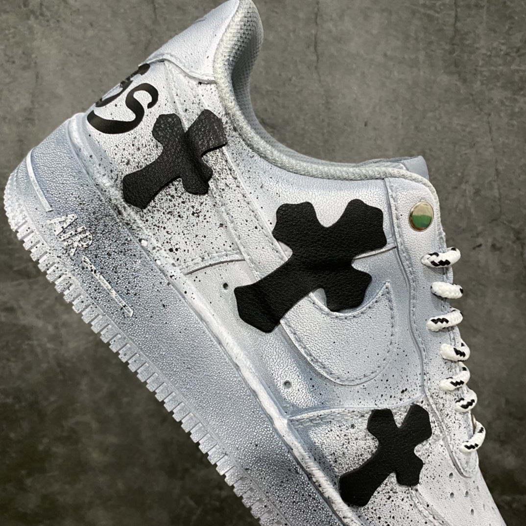 图片[8]-神级客制 NK Air Force 1 Low 空军一号低帮休闲板鞋 克罗心联名定制白蓝扎染配色 该鞋款整体以纯白空军作为基鞋纯手工定制改造 融入克罗心文化元素 采用侵染做旧油泼墨 克罗心十字架徽标 后跟印有上帝保佑\”Godbless\”英文字样 INS客制大神限定配色 外贸专供 收藏版定制鞋盒（破损丢失退换扣50元） 尺码：40 40.5 41 42 42.5 43 44 44.5 45 46 47.5 48-选品中心