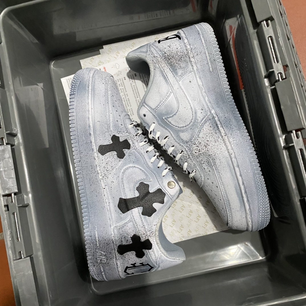 图片[9]-神级客制 NK Air Force 1 Low 空军一号低帮休闲板鞋 克罗心联名定制白蓝扎染配色 该鞋款整体以纯白空军作为基鞋纯手工定制改造 融入克罗心文化元素 采用侵染做旧油泼墨 克罗心十字架徽标 后跟印有上帝保佑\”Godbless\”英文字样 INS客制大神限定配色 外贸专供 收藏版定制鞋盒（破损丢失退换扣50元） 尺码：40 40.5 41 42 42.5 43 44 44.5 45 46 47.5 48-选品中心