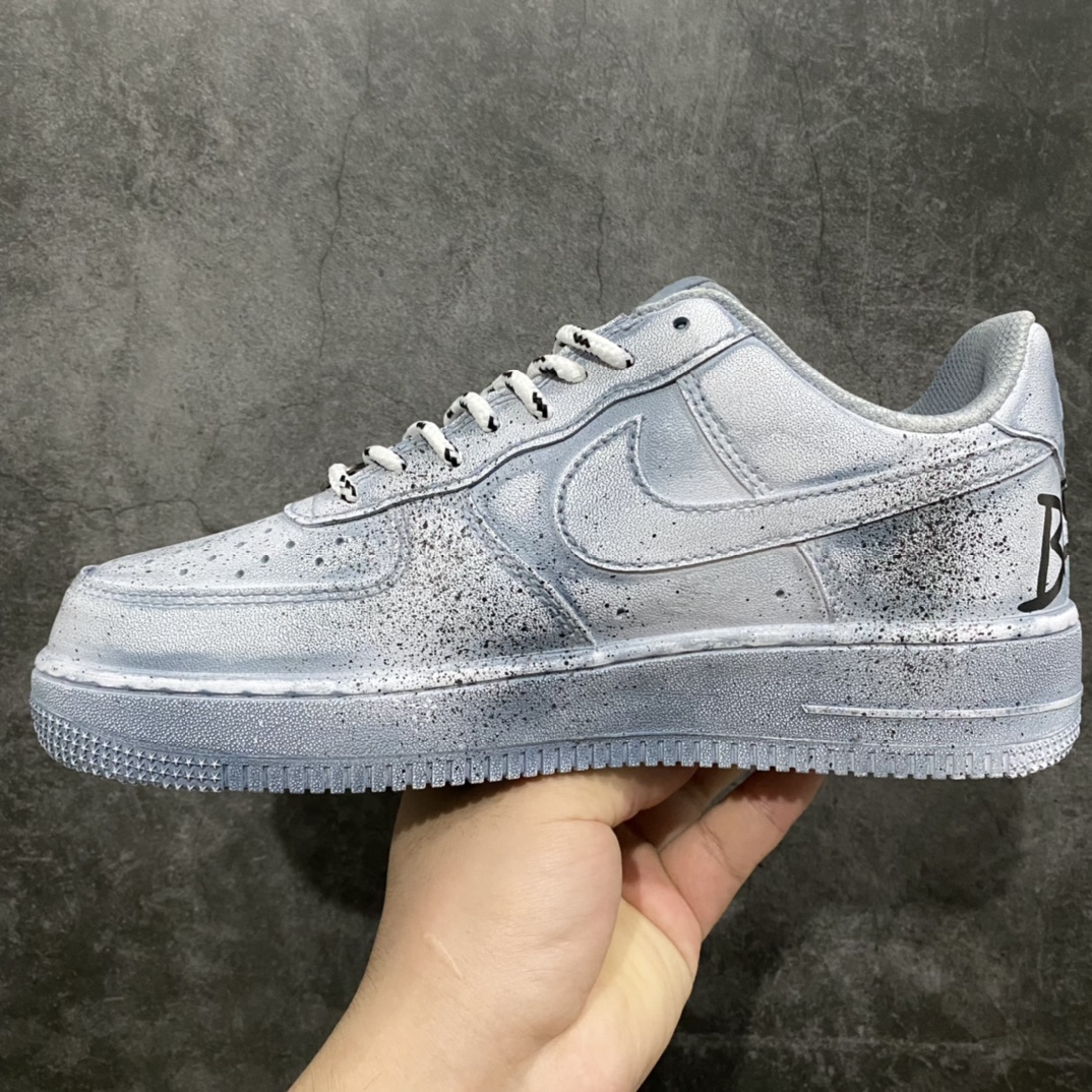 图片[2]-神级客制 NK Air Force 1 Low 空军一号低帮休闲板鞋 克罗心联名定制白蓝扎染配色 该鞋款整体以纯白空军作为基鞋纯手工定制改造 融入克罗心文化元素 采用侵染做旧油泼墨 克罗心十字架徽标 后跟印有上帝保佑\”Godbless\”英文字样 INS客制大神限定配色 外贸专供 收藏版定制鞋盒（破损丢失退换扣50元） 尺码：40 40.5 41 42 42.5 43 44 44.5 45 46 47.5 48-选品中心