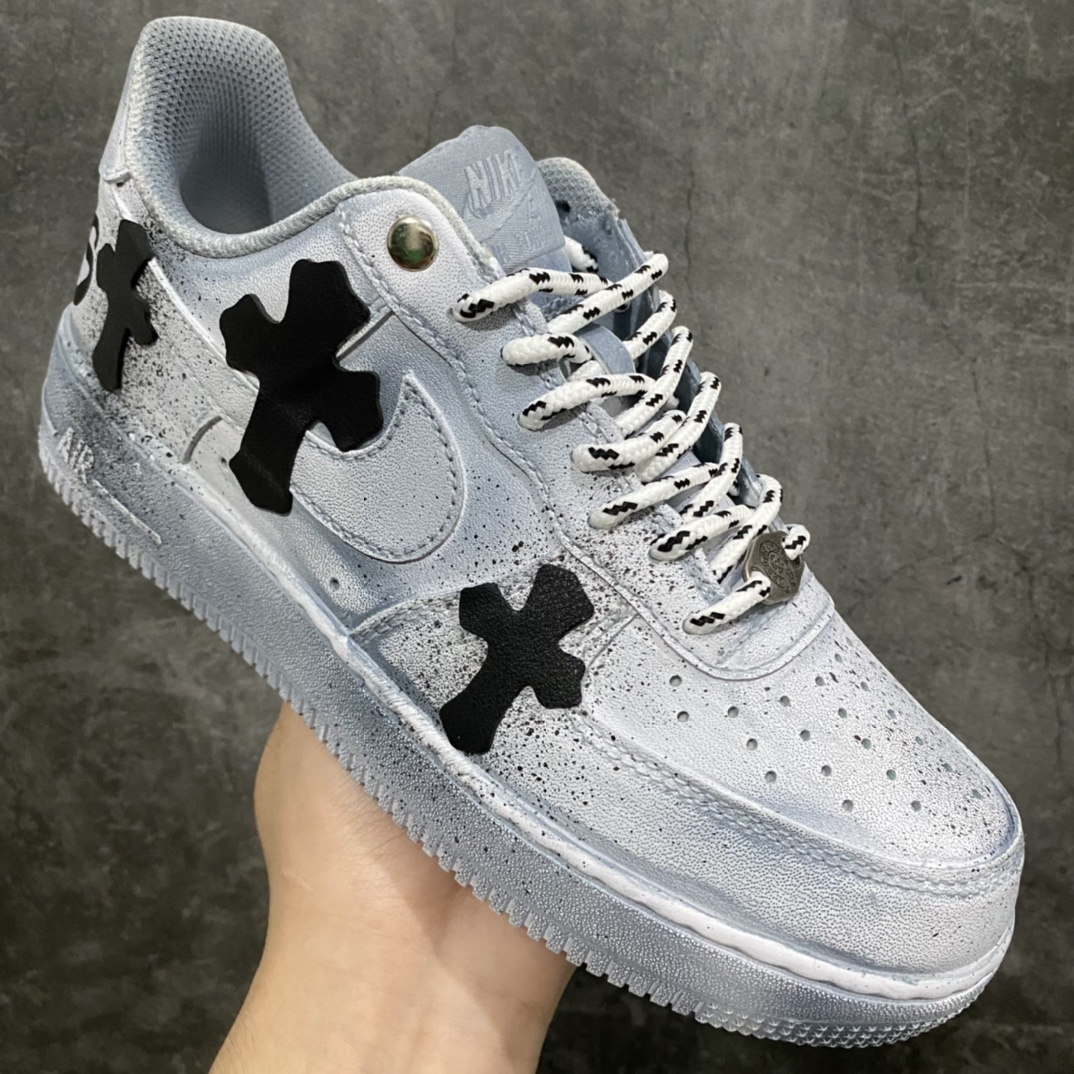 图片[3]-神级客制 NK Air Force 1 Low 空军一号低帮休闲板鞋 克罗心联名定制白蓝扎染配色 该鞋款整体以纯白空军作为基鞋纯手工定制改造 融入克罗心文化元素 采用侵染做旧油泼墨 克罗心十字架徽标 后跟印有上帝保佑\”Godbless\”英文字样 INS客制大神限定配色 外贸专供 收藏版定制鞋盒（破损丢失退换扣50元） 尺码：40 40.5 41 42 42.5 43 44 44.5 45 46 47.5 48-选品中心