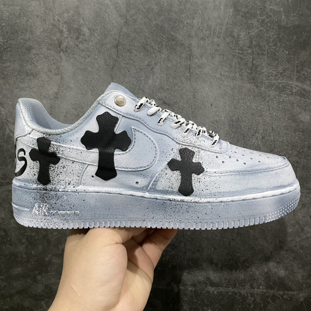 神级客制 NK Air Force 1 Low 空军一号低帮休闲板鞋 克罗心联名定制白蓝扎染配色 该鞋款整体以纯白空军作为基鞋纯手工定制改造 融入克罗心文化元素 采用侵染做旧油泼墨 克罗心十字架徽标 后跟印有上帝保佑\