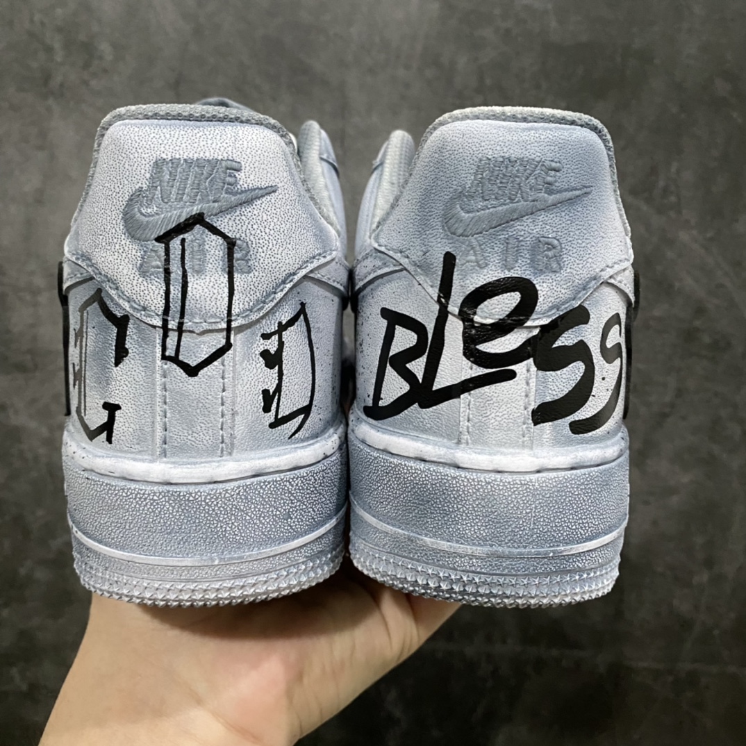 图片[4]-神级客制 NK Air Force 1 Low 空军一号低帮休闲板鞋 克罗心联名定制白蓝扎染配色 该鞋款整体以纯白空军作为基鞋纯手工定制改造 融入克罗心文化元素 采用侵染做旧油泼墨 克罗心十字架徽标 后跟印有上帝保佑\”Godbless\”英文字样 INS客制大神限定配色 外贸专供 收藏版定制鞋盒（破损丢失退换扣50元） 尺码：40 40.5 41 42 42.5 43 44 44.5 45 46 47.5 48-选品中心