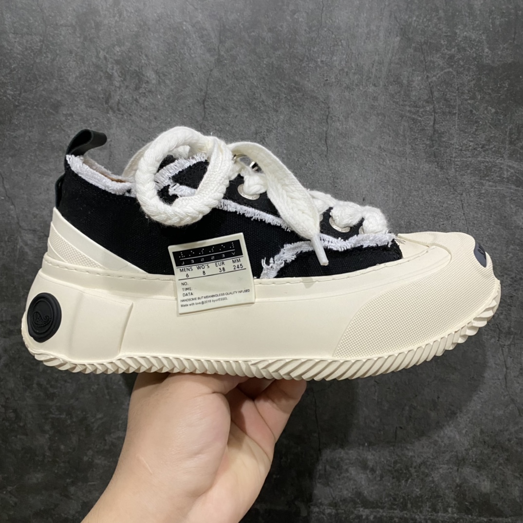 吴建豪xVESSEL Smilece G.O.P. 2.0 MARSHMALLOW Lows 2.0棉花糖开口笑系列解构重叠厚底软木低帮百搭增高帆布硫化板鞋 真标硫化处理工艺 升级原楦原纸版数据开发版型 官方全套配件及包装物(附送2副腰果花鞋带/超大防尘购物袋/图腾卡/蒙娜丽莎美元/变色DIY笔/收藏级鞋盒套装!!) 纯手工贴合多重围条硫化工艺#采用12蛊司厚实舒适帆布面料 头层猪皮内里及注压PU缓震鞋垫 流苏做旧复古效果 鞋头开口笑处加入紫外线热感应效果(在紫外光线下发生色变!)这双鞋名为 Peace by Piece,是以帆布鞋作为基底,并以解构手法,将鞋上不同细节堆叠营造错位,鞋面的帆布再经过打磨制造流须效果,整双鞋更是手工制作,因此显现出其细致的工序。 尺码:35-44-选品中心